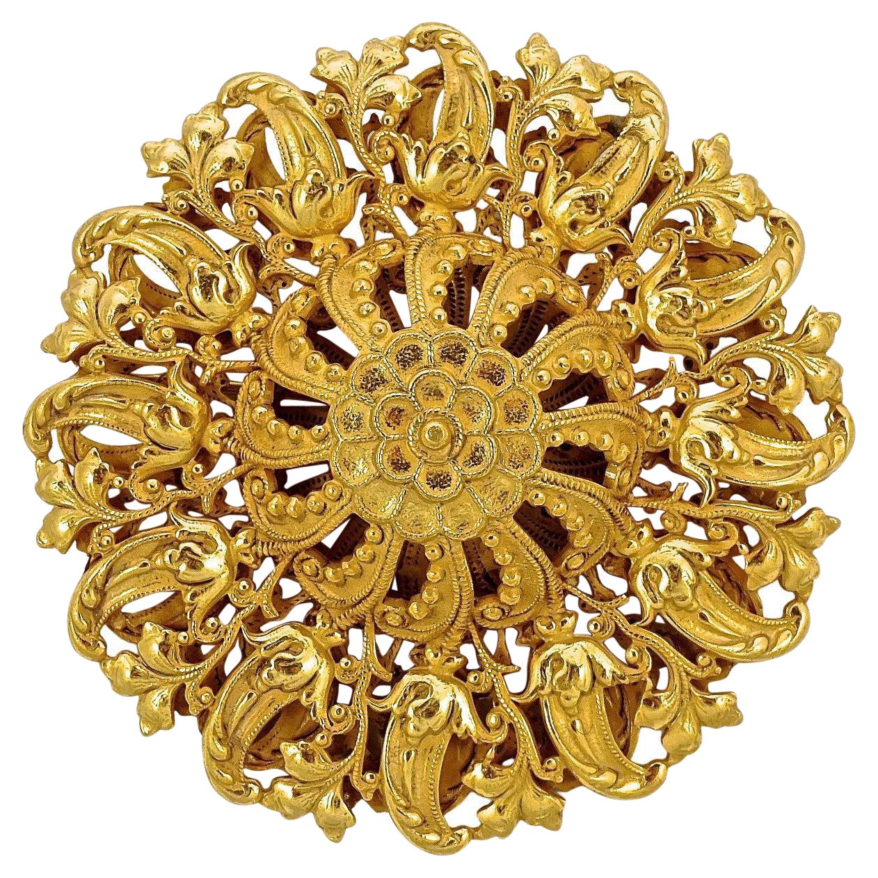 Miriam Haskell Russian Gold Plated Ornate Flower and Leaf Dome Brooch (Broche à dôme en forme de fleur et de feuille) en vente