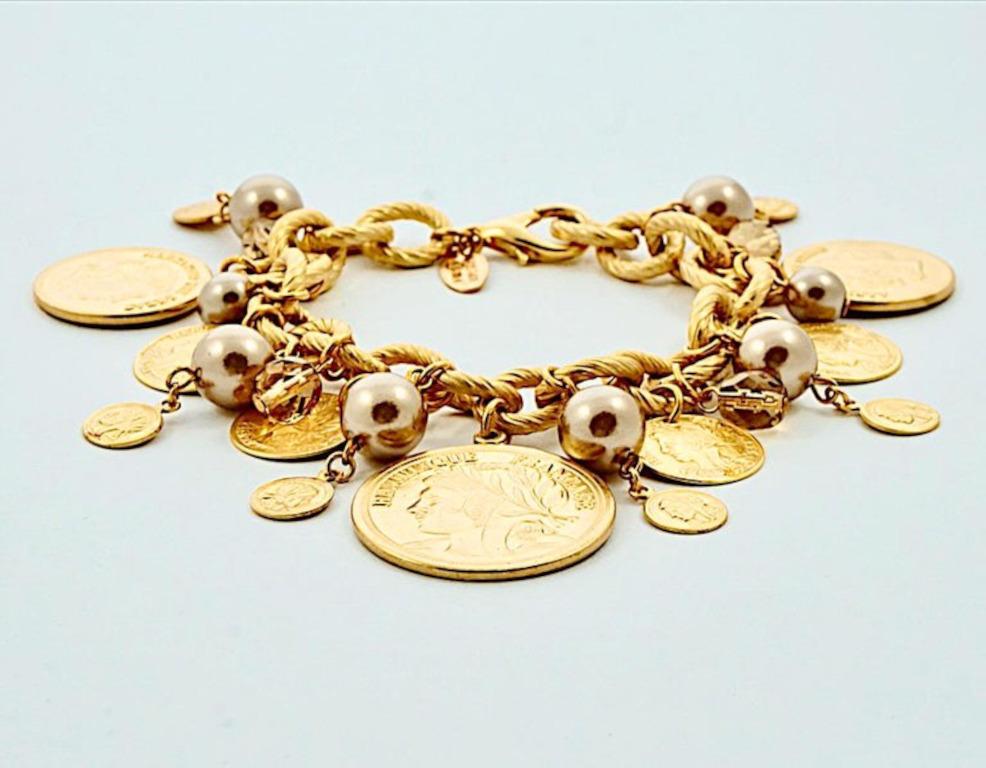 Miriam Haskell Bracciale russo con monete di vetro e perle placcate in oro in vendita 1