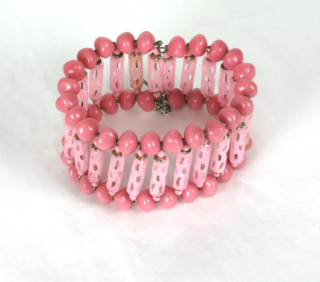 Bracelet souple Miriam Haskell en verre de mer rose givré et perles tubes en résine mauve. années 1960, États-Unis. 
Signé avec une étiquette ovale 