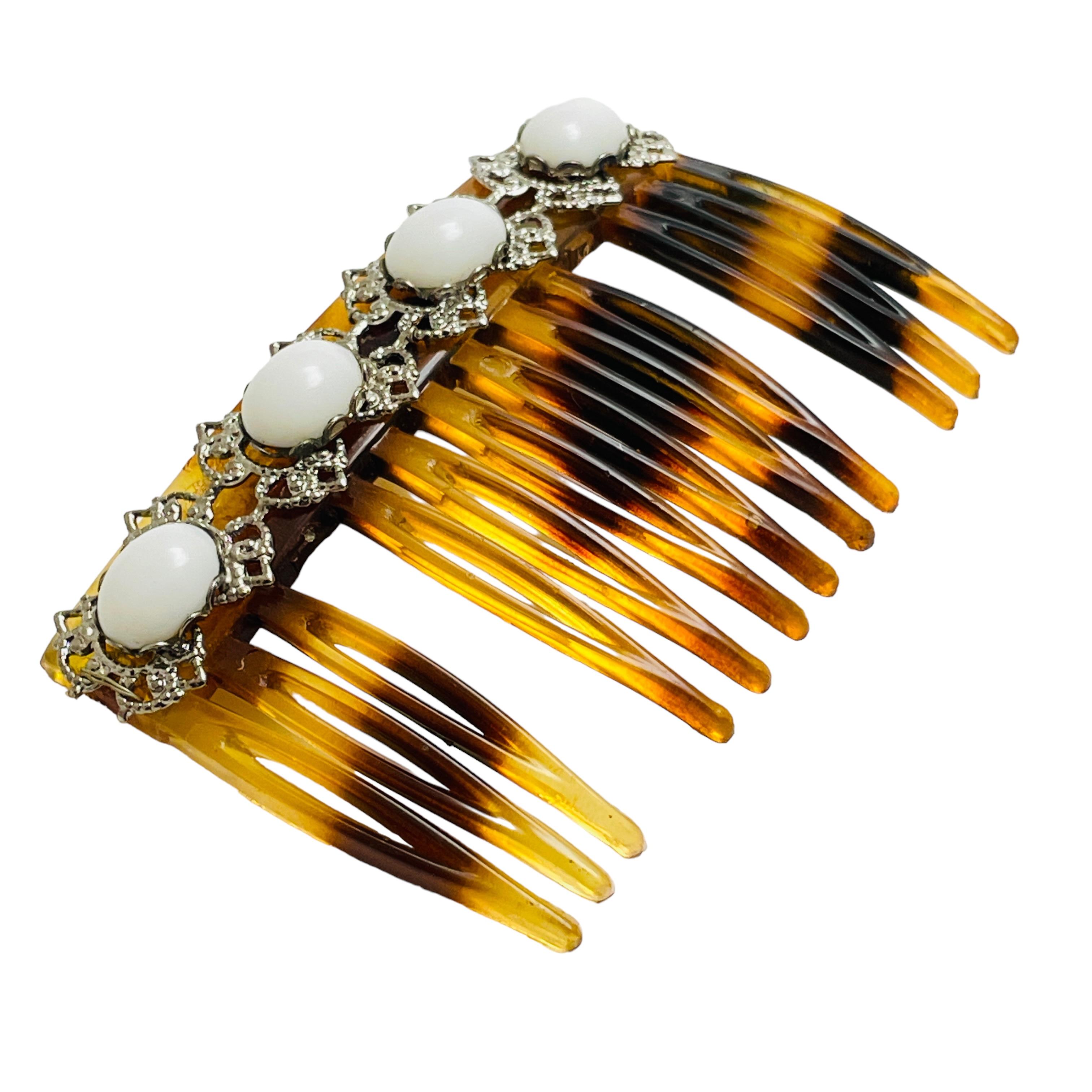 DÉTAILS

• signé MIRIAM HASKELL   

• ton argenté avec cabines en plastique et en verre

• Peigne à cheveux design vintage

MESURES  

• 

CONDITION

•  très bon état vintage avec peu de signes d'usure (quelques pièces de peigne manquantes)

 Sku