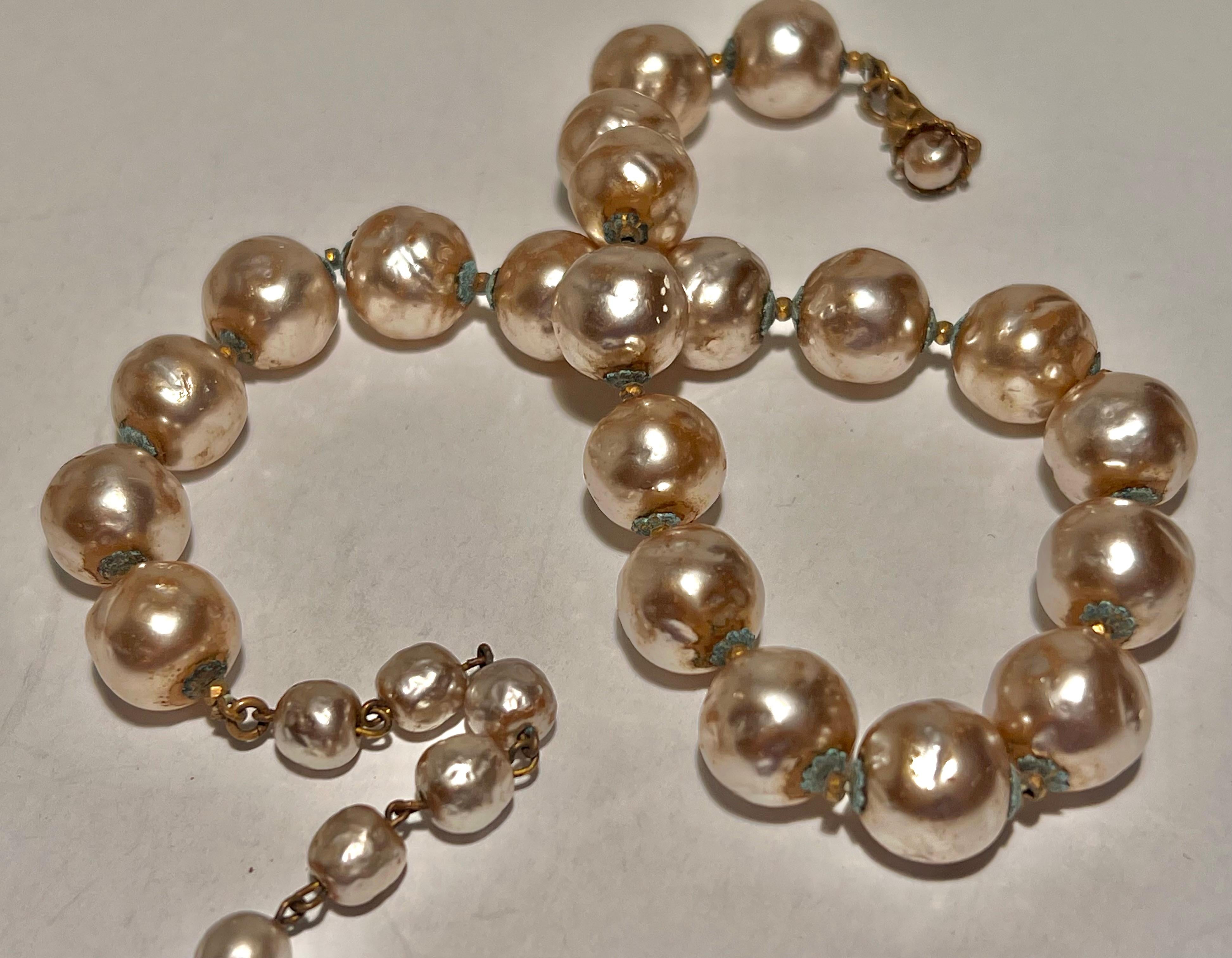 Miriam Haskells Strang mit großen, goldfarben gefassten Barockperlen im Vintage-Stil.  Der Verschluss besteht aus sechs Perlen und einem goldfarbenen Haken, der mit einer Kunstperle besetzt ist.  Dieser Strang hat eine Länge von 14