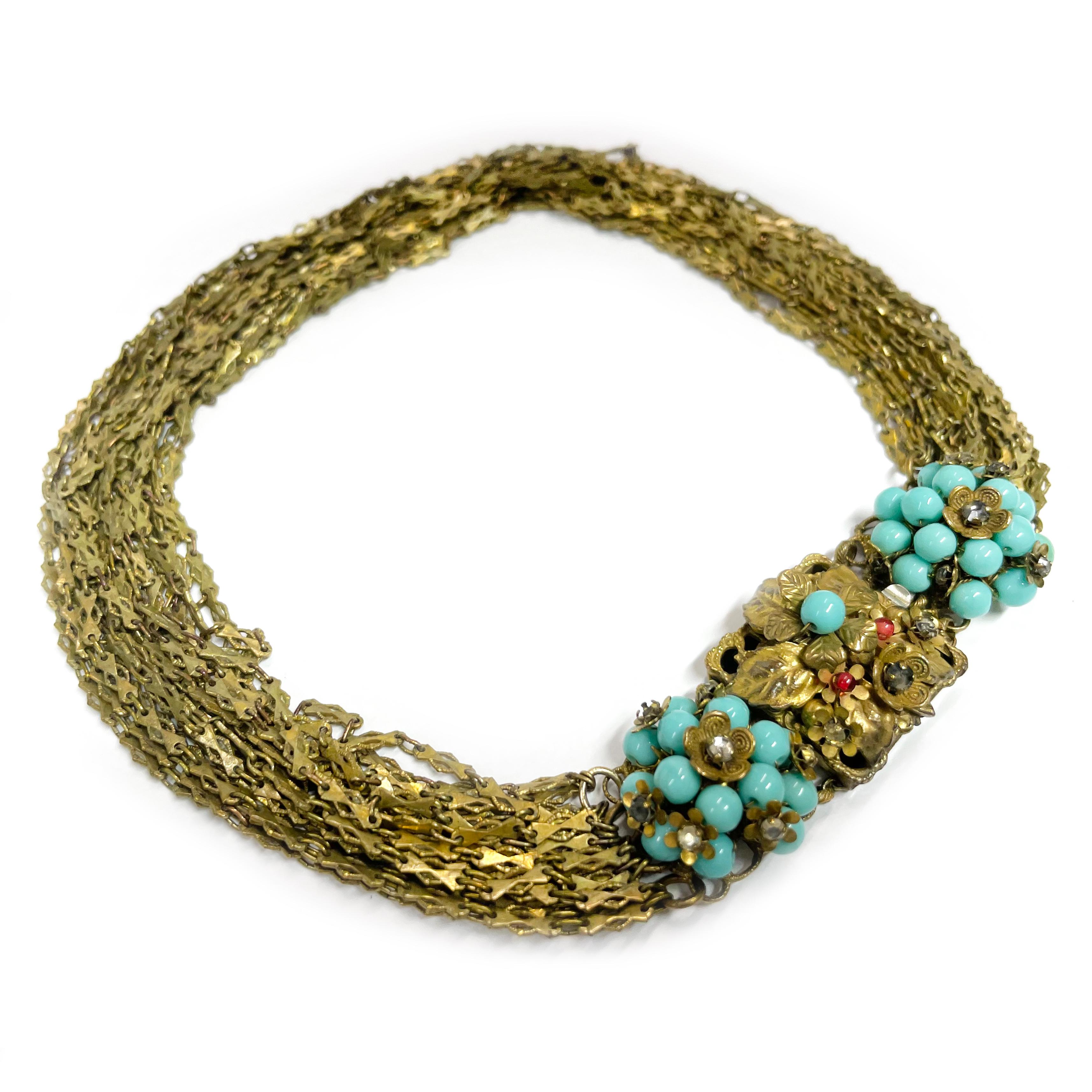 Miriam Haskell Collier multibrins de perles de verre turquoise. Ce collier vintage non marqué comporte plusieurs brins de maillons en métal doré et des perles de verre. Les chaînes sont en quatre sections de quatre pour un total de seize brins. Le
