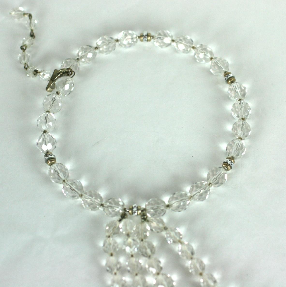 Collier pendentif spectaculaire en cristal Miriam Haskell dans le goût Art Déco des perles et des gouttes de cristal taillé à la main de forme vari. Il est rehaussé par des sphères et des rondelles de strass pavées de cristal. Le collier est enfilé