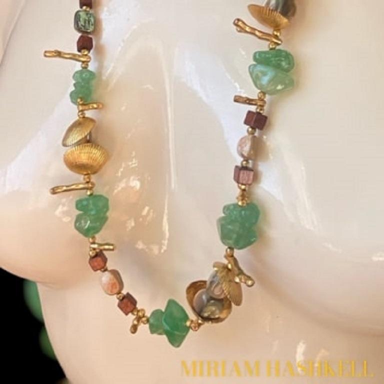 Resin necklace on the theme of shells and the sea signed MIRIAM HASKELL. Born in 1899, she is an American designer of hyper avant-garde costume jewellery. She officiated from 1920 to 1960 with undeniable success, here she is back today. His very