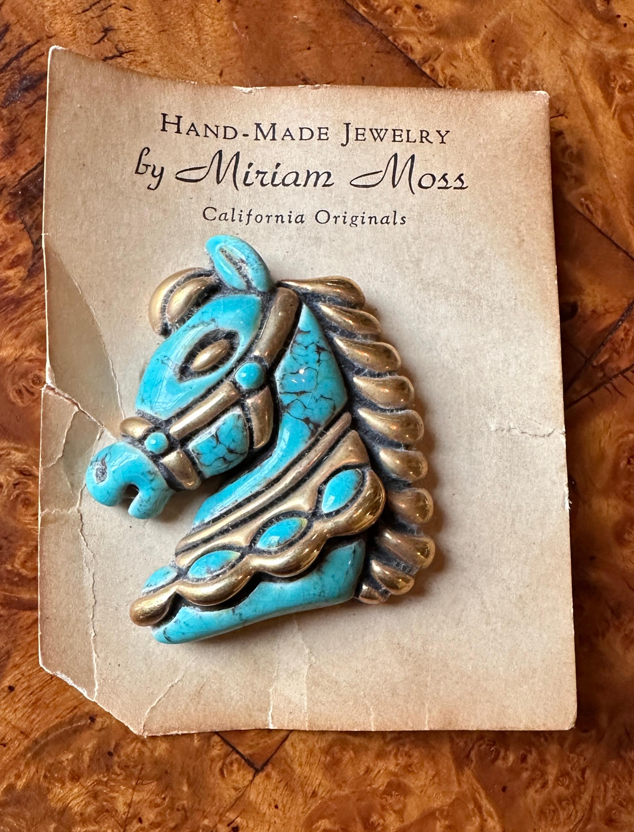 THIS IS A WONDERFUL RETRO MID-CENTURY MODERN ART POTTERY BROOCH BY THE CALIFORNIA MID-CENTURY ARTIST MIRIAM MOSS OF A WONDERFUL HORSE HEAD WITH FABULOUS TURQUOISE BLUE AND GOLD GLAZE.  MIRIAM MOSS' CALIFORNIA  ART POTTERY, JEWELRY, SCULPTURE AND ART