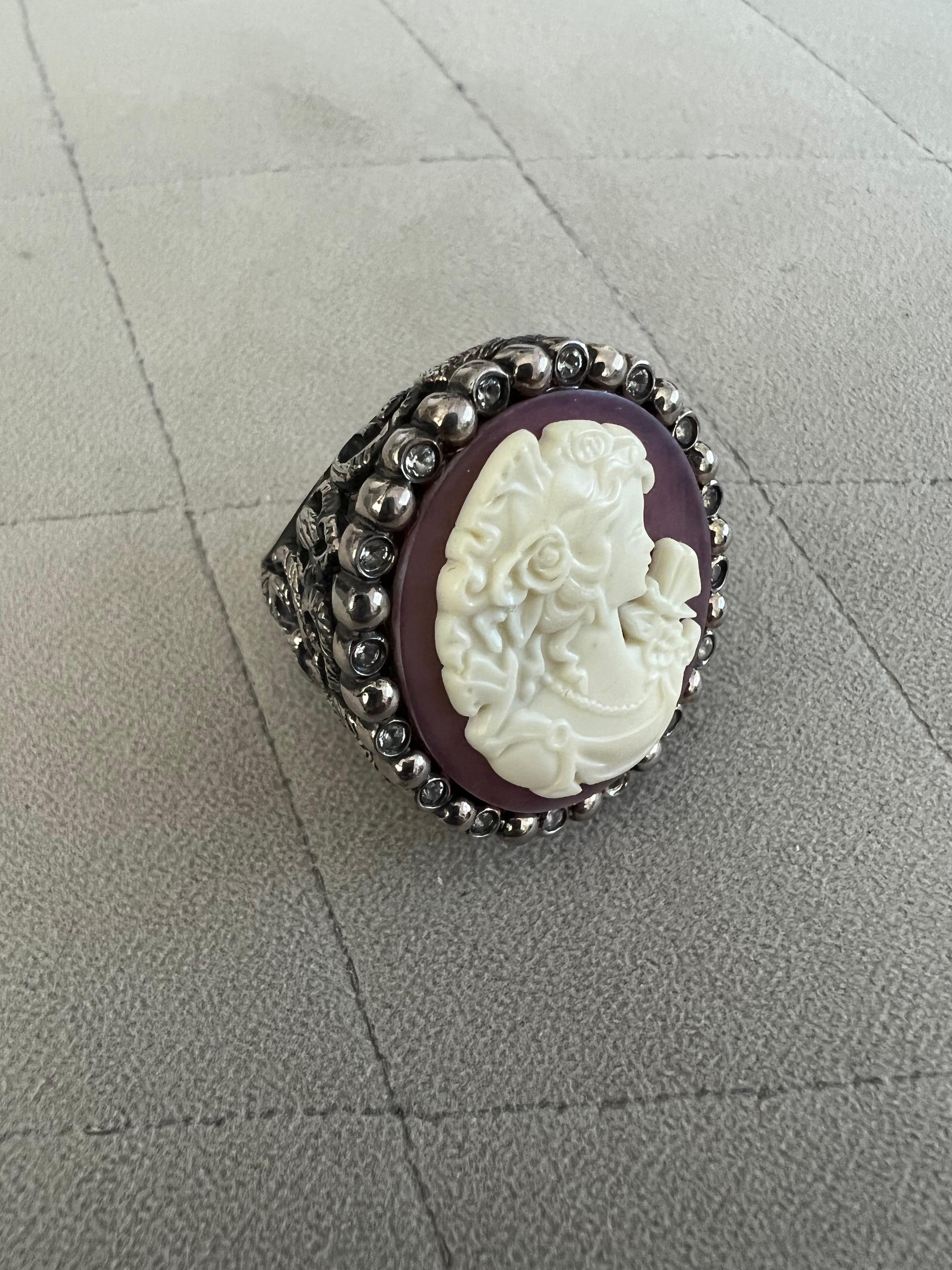 Art déco Miriam Salat Bague camée avec topaze blanche et résine  en vente