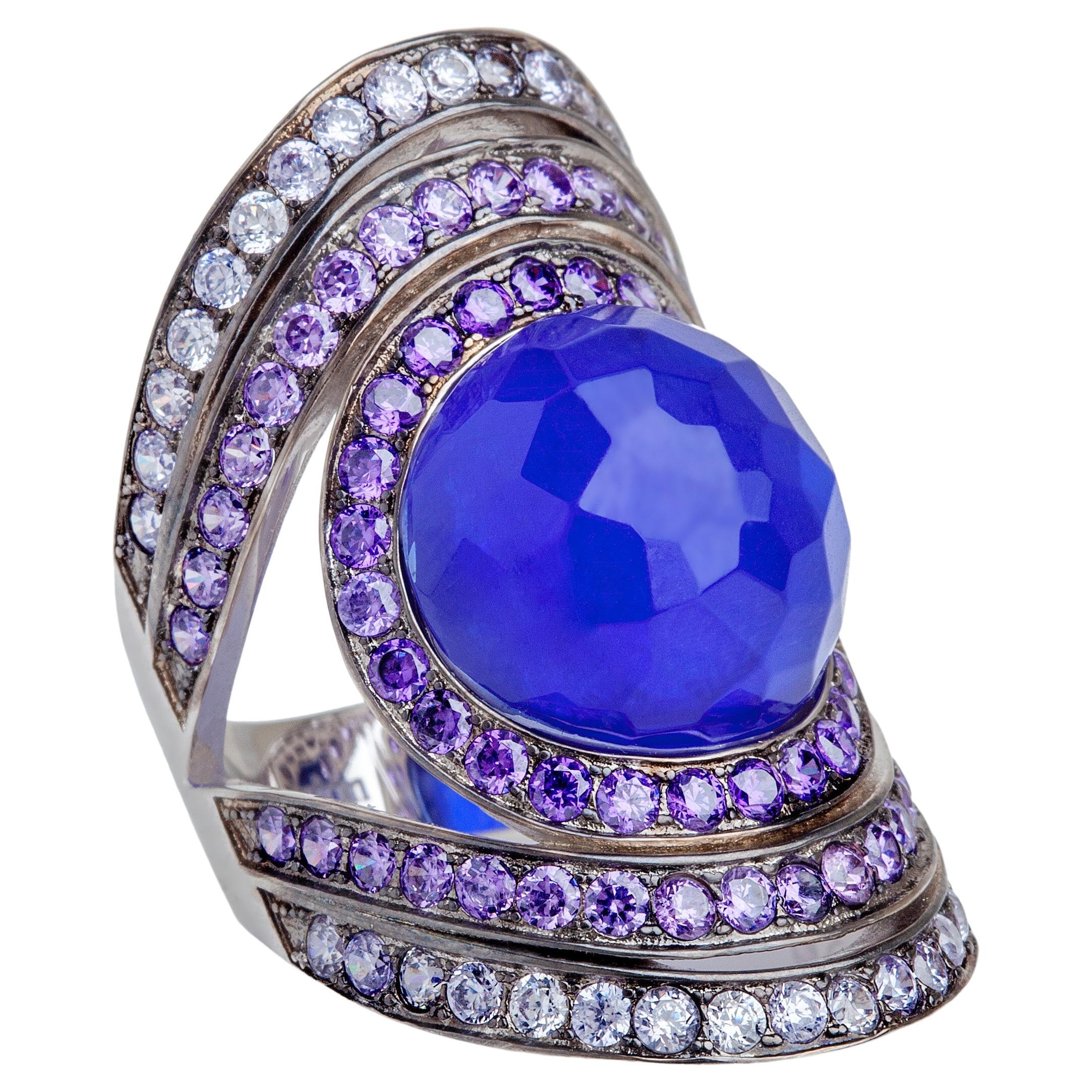 Miriam Salat Bague de cocktail en topaze bleue fantaisie et résine, style années 70