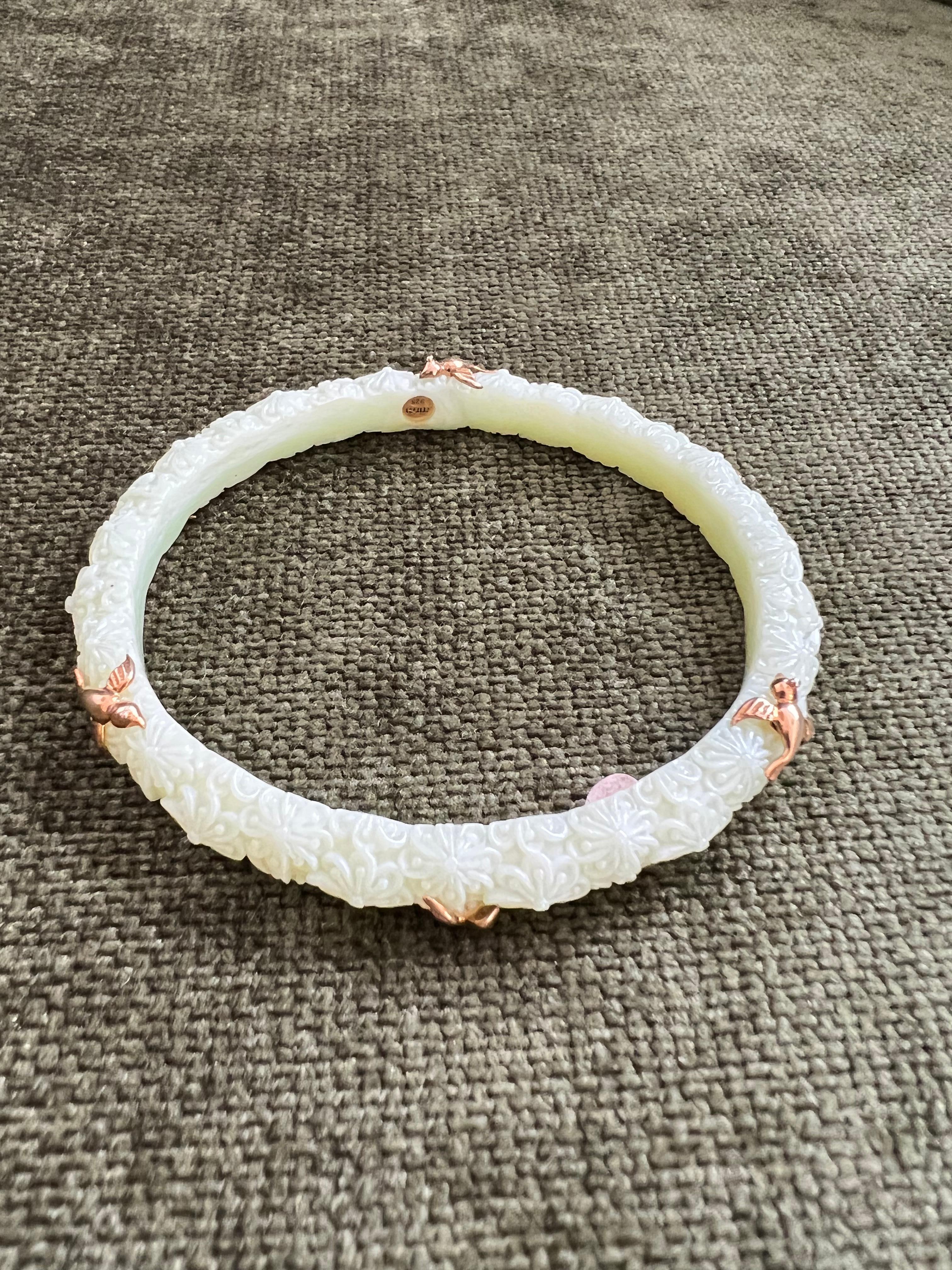 Miriam Salat-Blumenmuster Art Nou Vogel-Armreif aus Harz & 18 K Gold, Silber (Brillantschliff) im Angebot