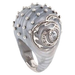 Miriam Salat Anillo de oro y concha gris engastado en plata de ley y topacio blanco