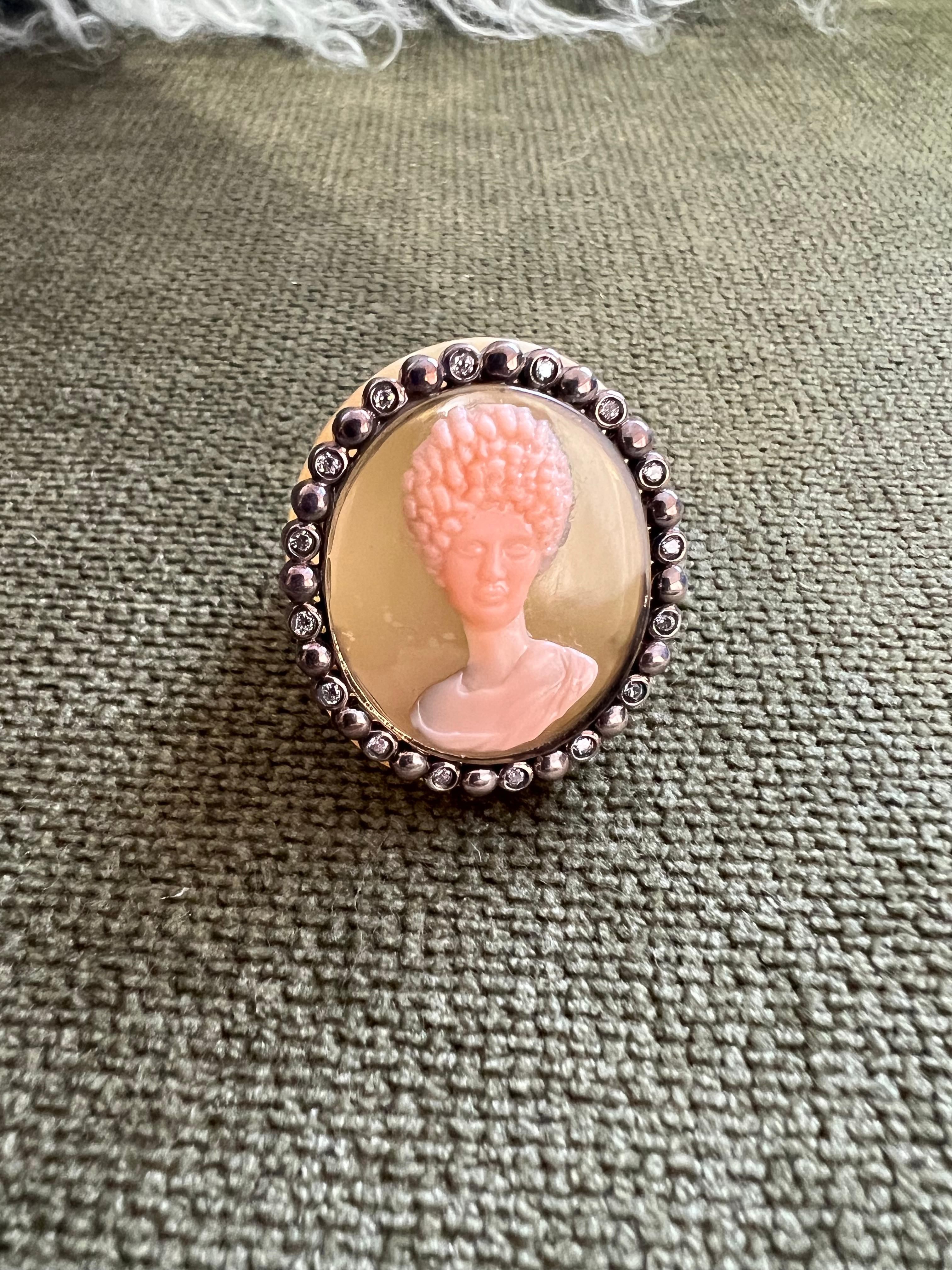 Miriam Salat Anillo mitológico romano de resina con camafeo, plata de ley y topacio en venta 4