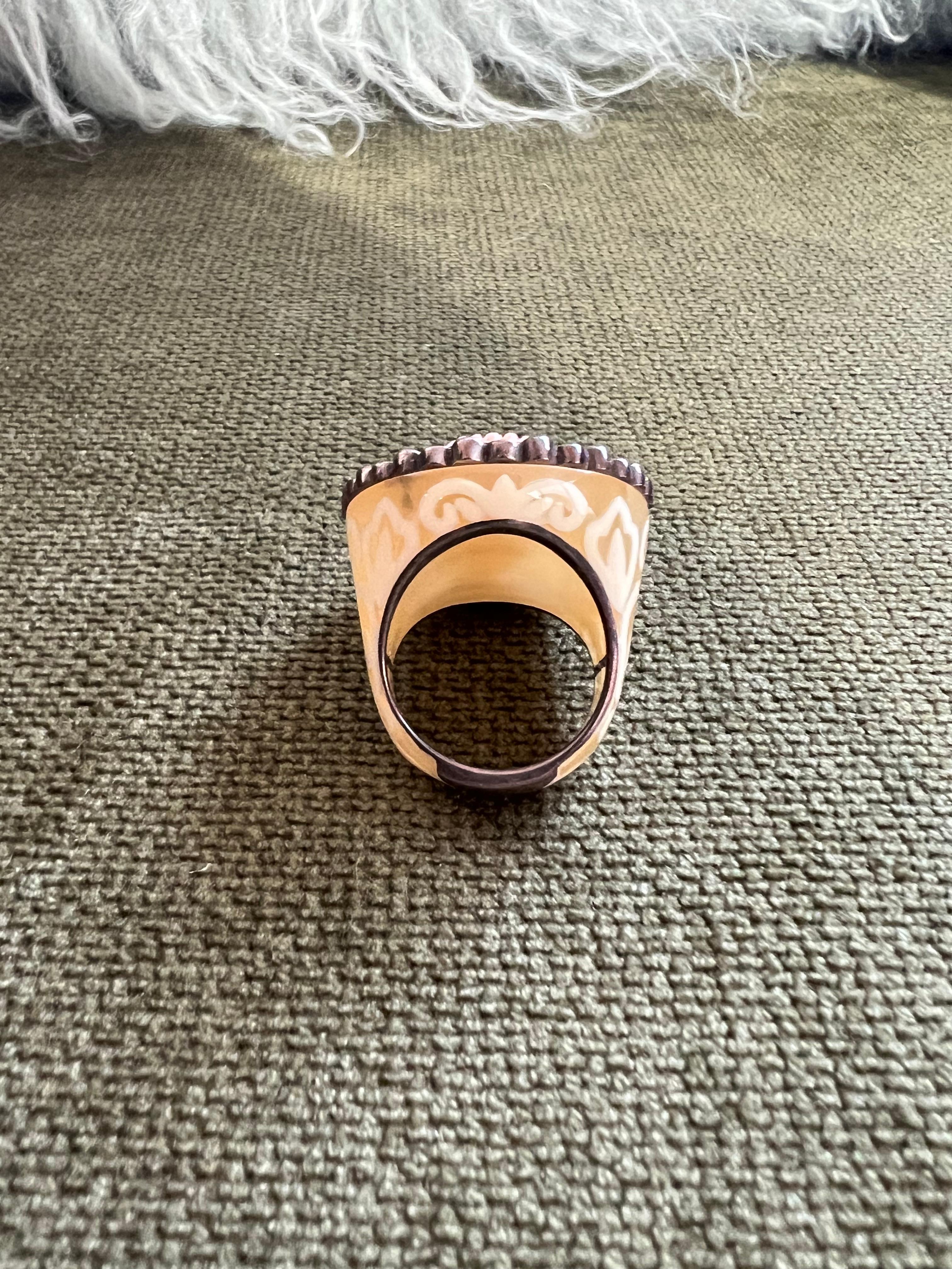 Miriam Salat Anillo mitológico romano de resina con camafeo, plata de ley y topacio en Excelente estado para la venta en New York, NY