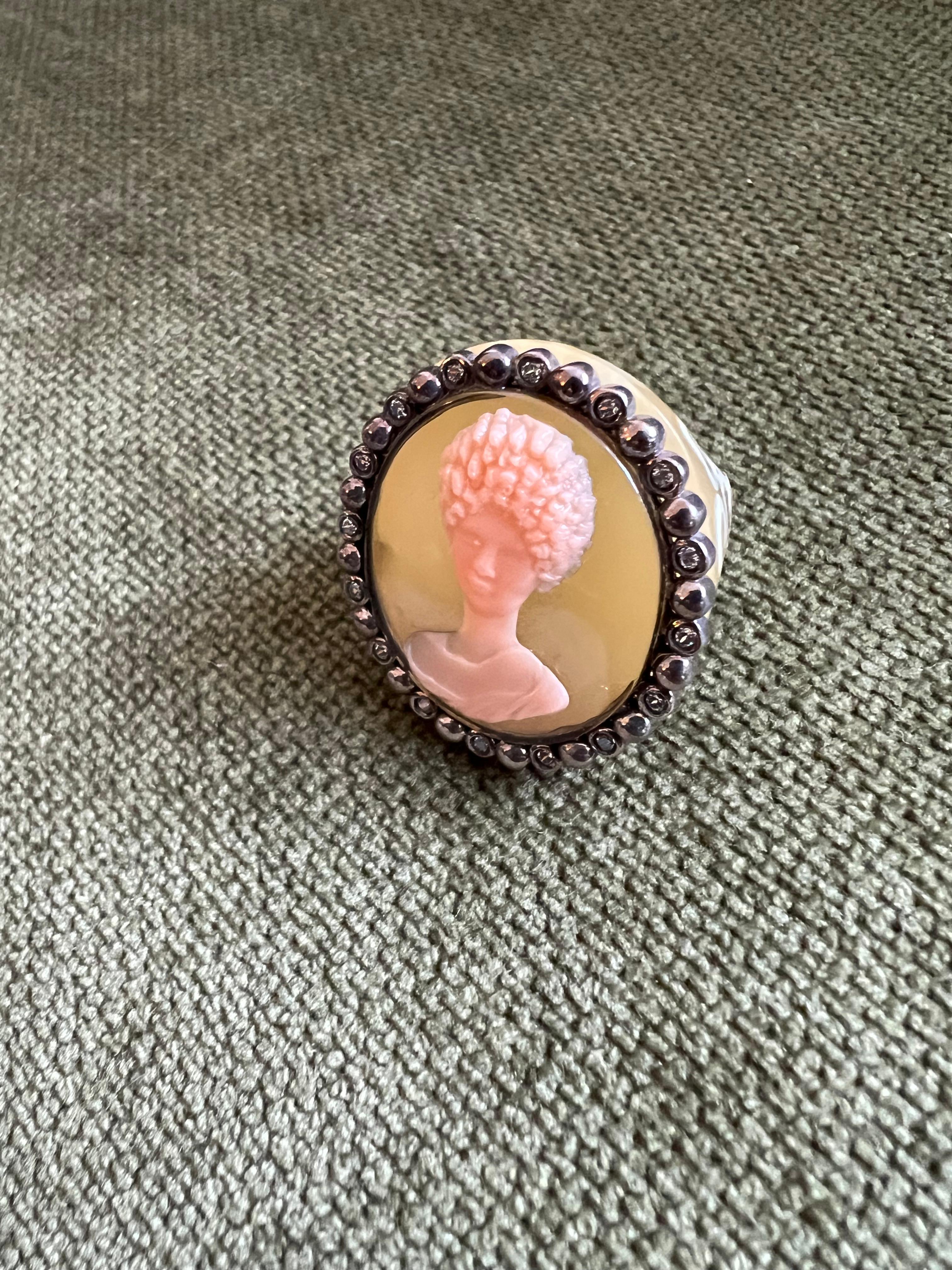 Miriam Salat Anillo mitológico romano de resina con camafeo, plata de ley y topacio en venta 1