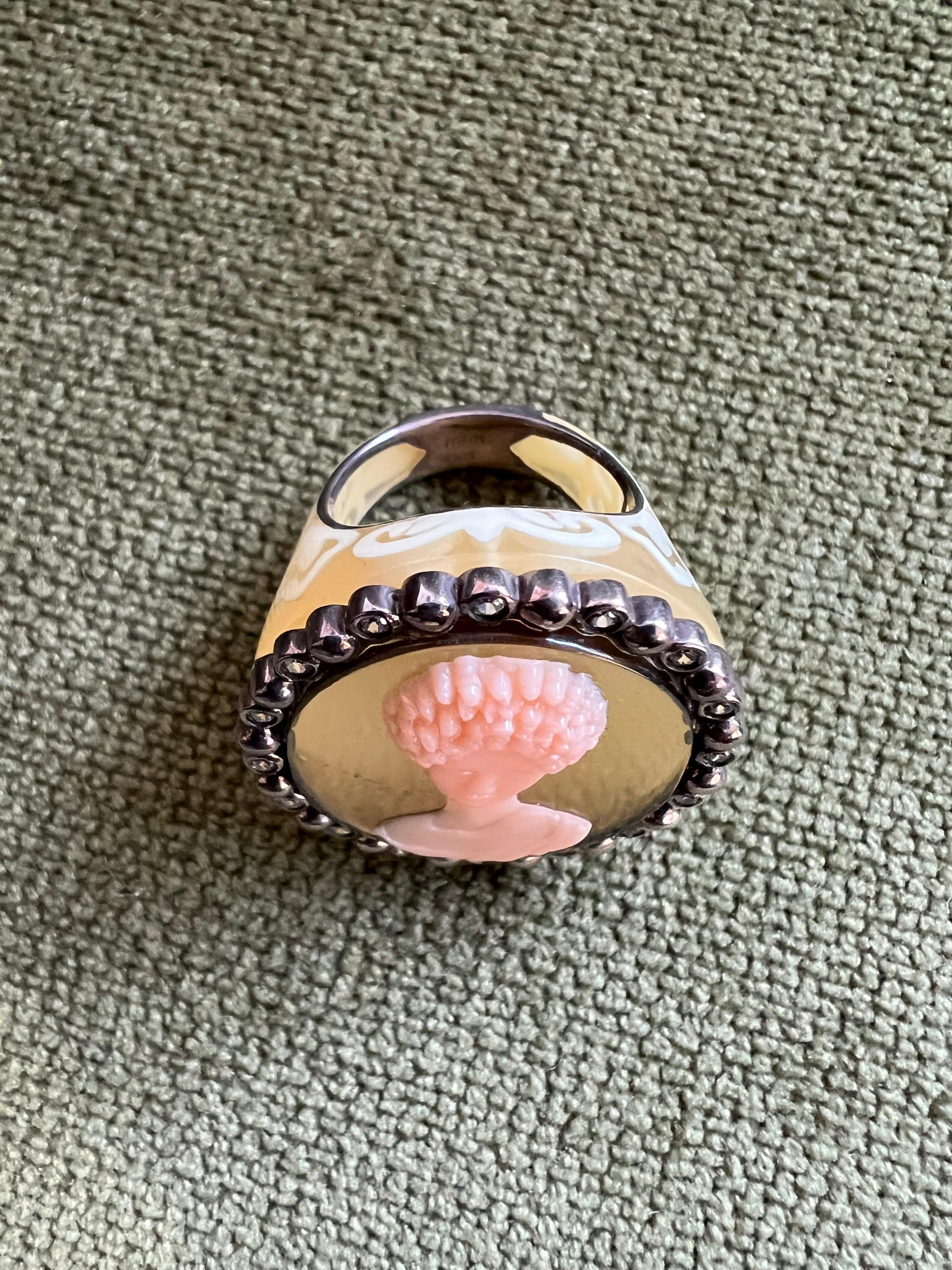 Miriam Salat Anillo mitológico romano de resina con camafeo, plata de ley y topacio en venta 2