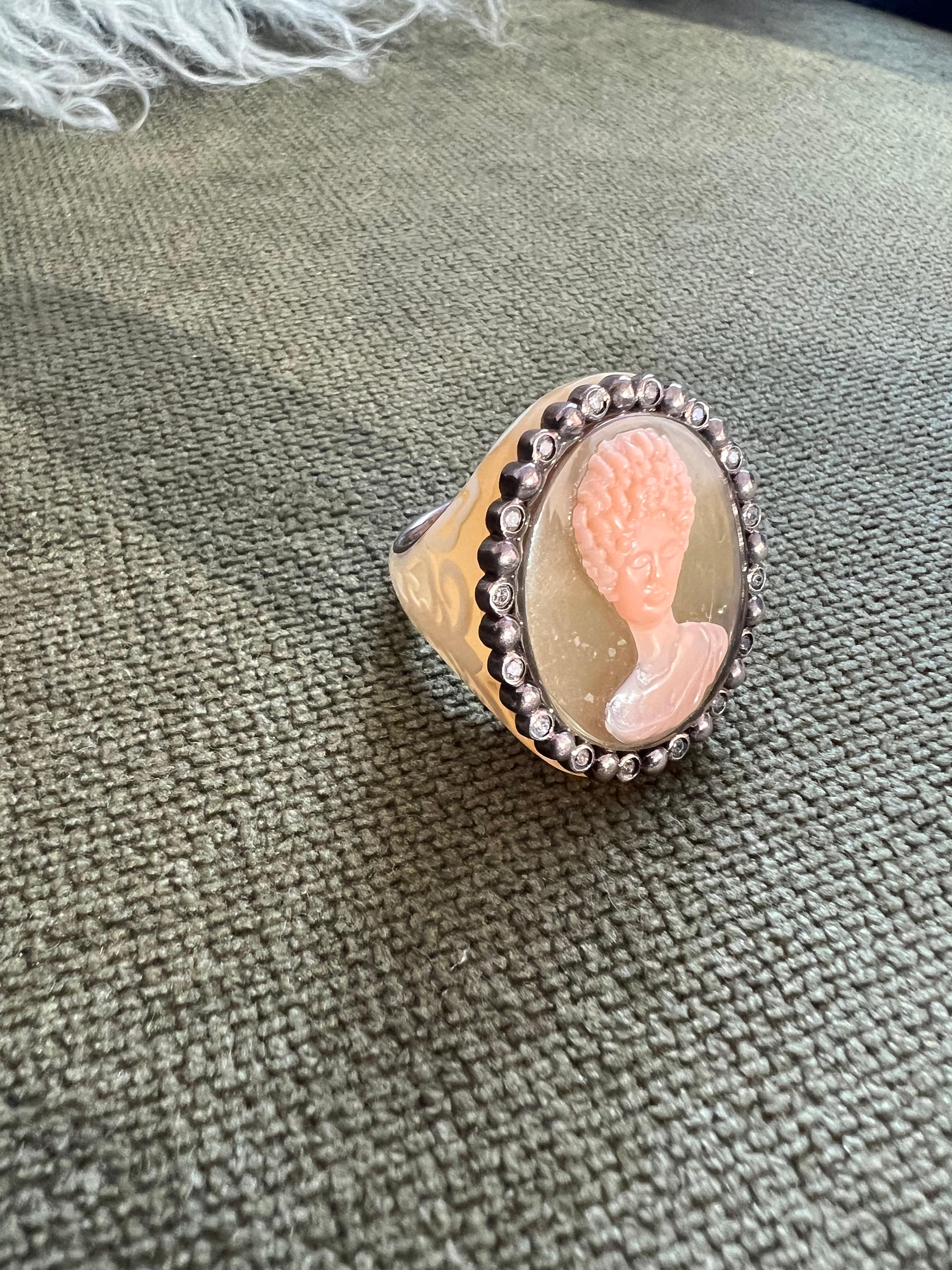 Miriam Salat Anillo mitológico romano de resina con camafeo, plata de ley y topacio en venta 3