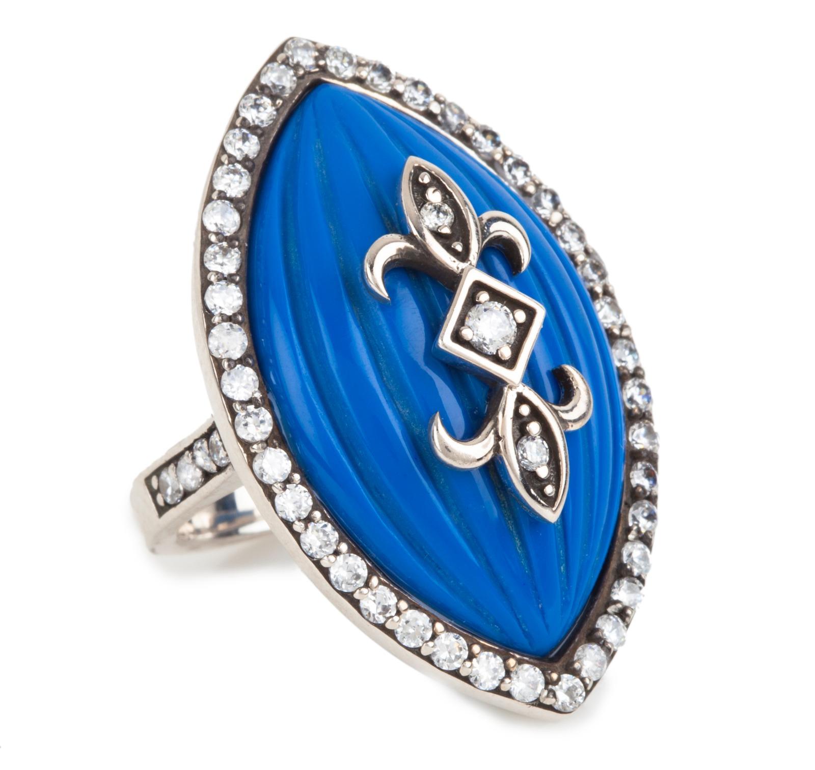 Miriam Salat Marineblauer Ring aus Sterlingsilber. 
Diese Miriam Salat Ring verfügt über blaue Farbe Harz mit Vintage-Sterling-Silber. 
Cubic Zirkon voll Diamant Facette Runden, Zacken gesetzt.
Maße: ca. 1,1/2 Zoll
1/2 Zoll in der Breite. Das