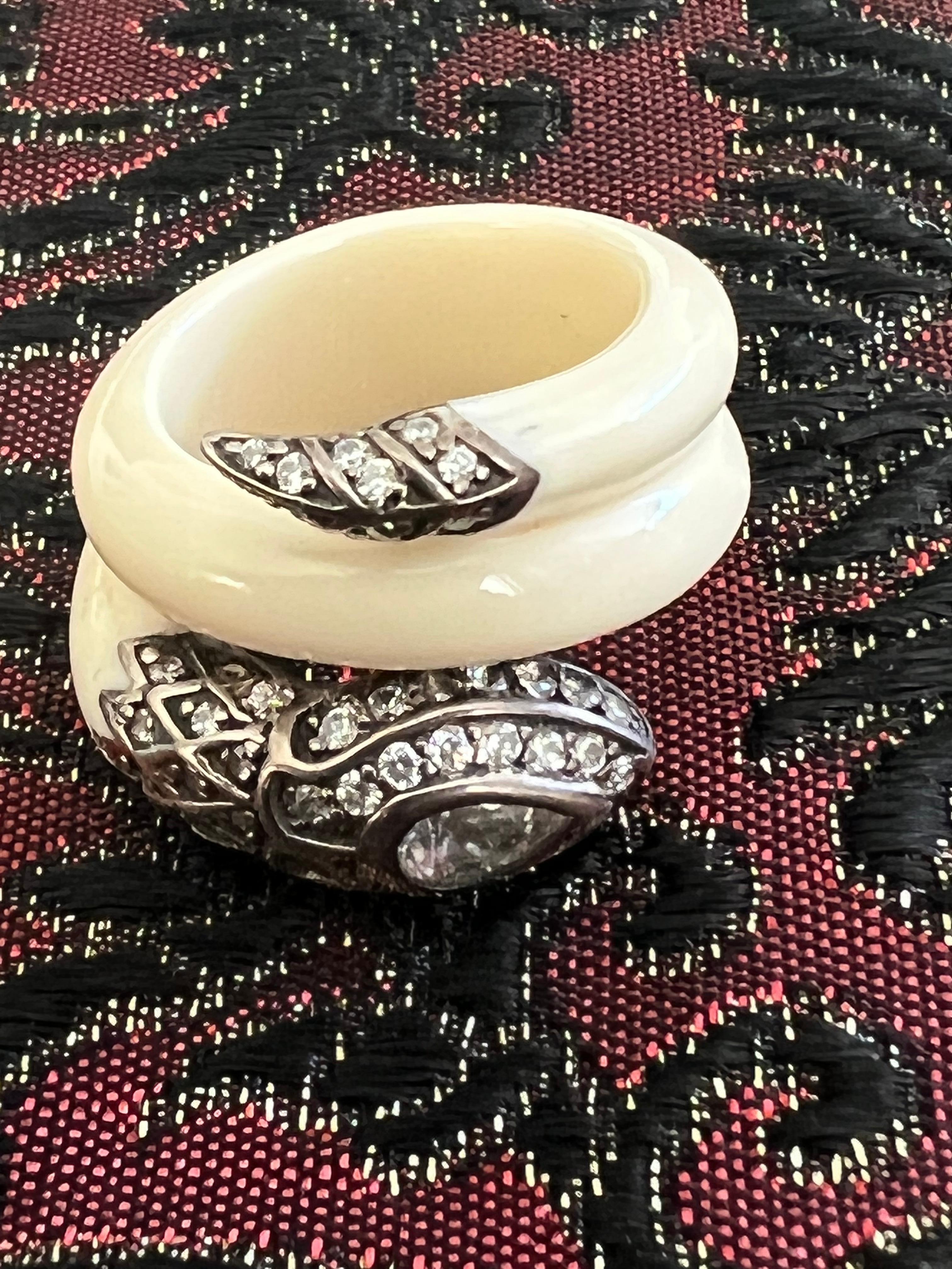 Miriam Salat Serpentinen Kleopatra Flex Ring, Harz mit weißem Topas und Silber  (Neuägyptisch) im Angebot