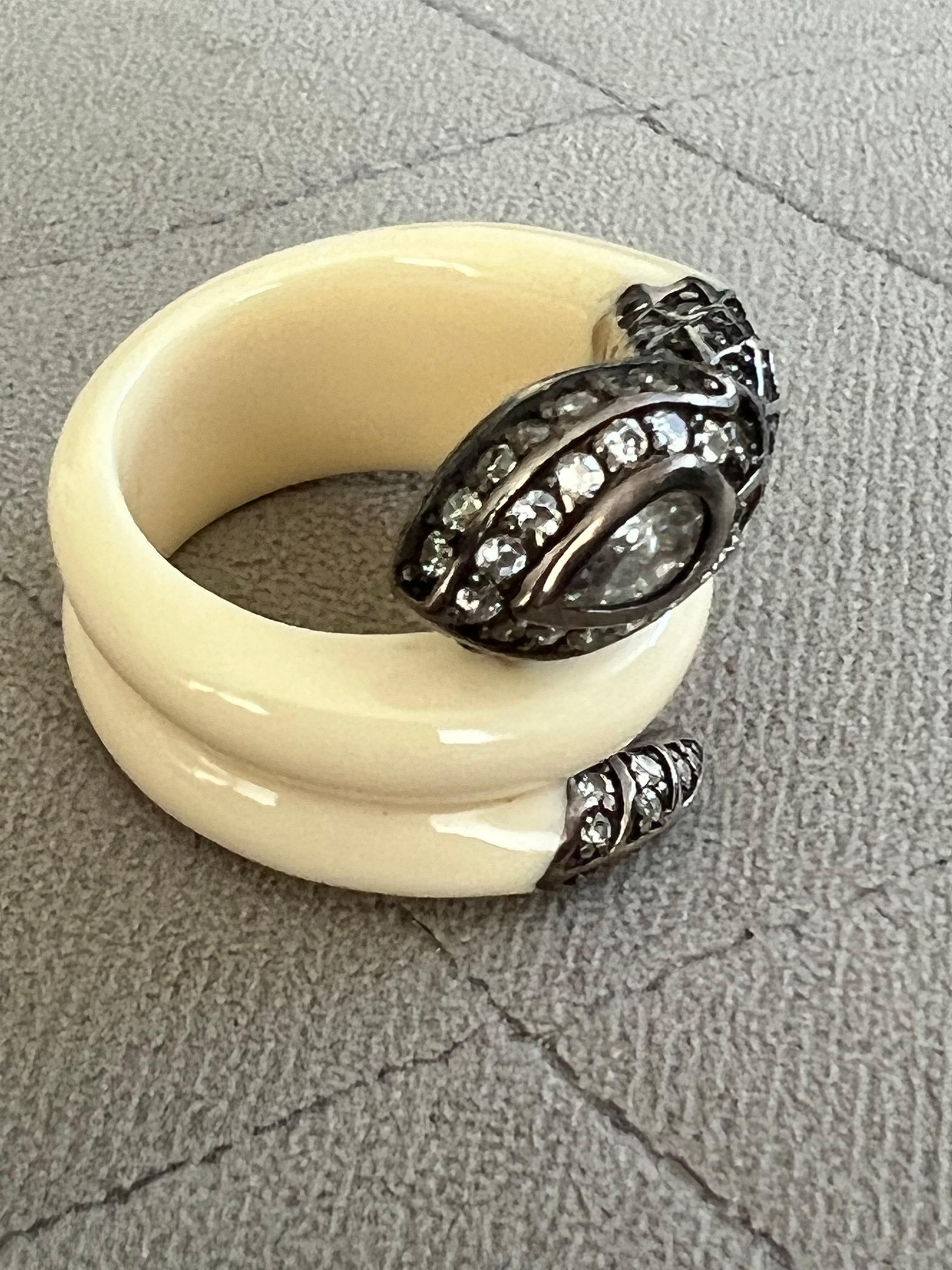 Miriam Salat Serpentinen Kleopatra Flex Ring, Harz mit weißem Topas und Silber  (Brillantschliff) im Angebot