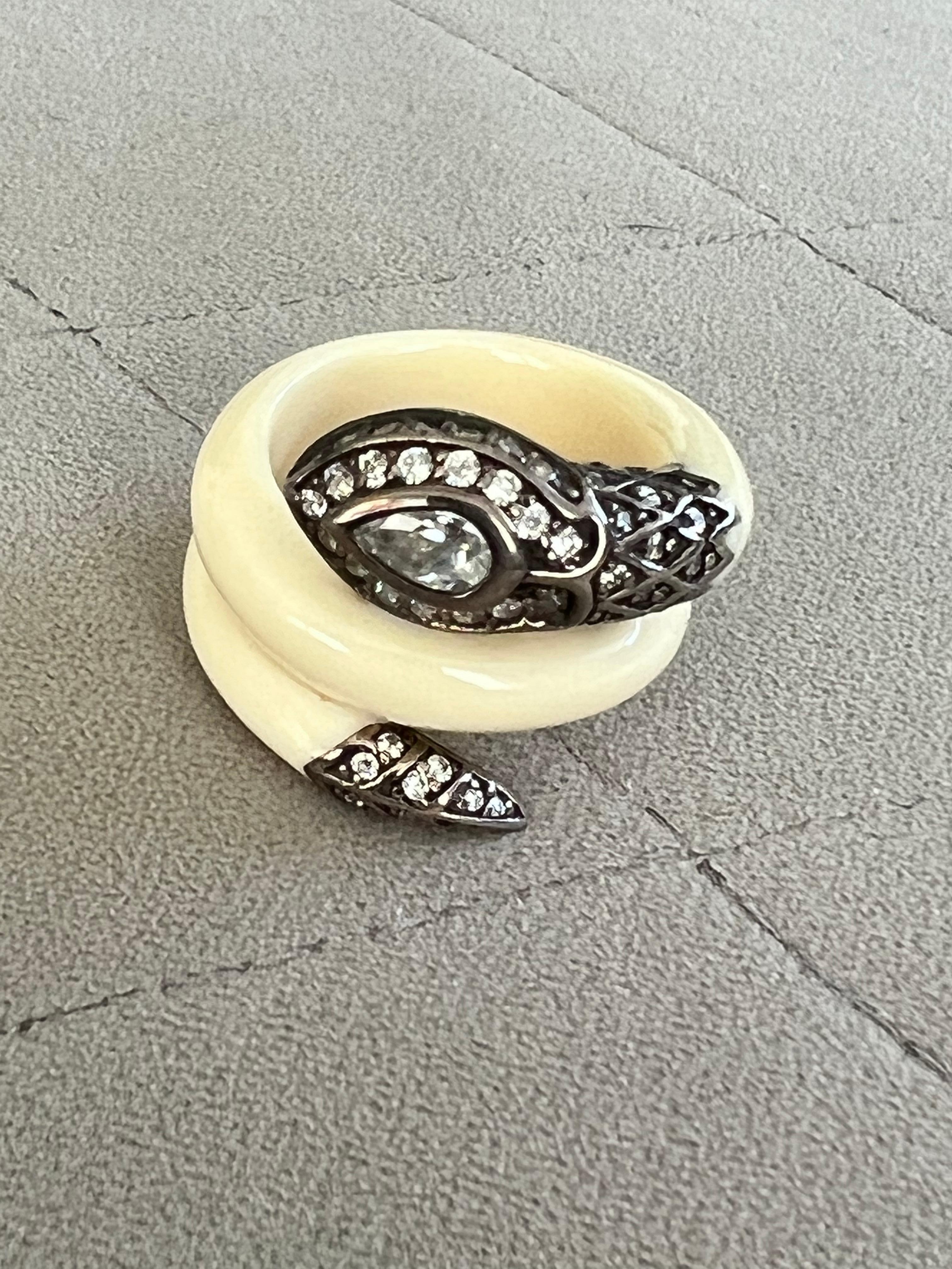 Miriam Salat Serpentinen Kleopatra Flex Ring, Harz mit weißem Topas und Silber  im Zustand „Neu“ im Angebot in New York, NY