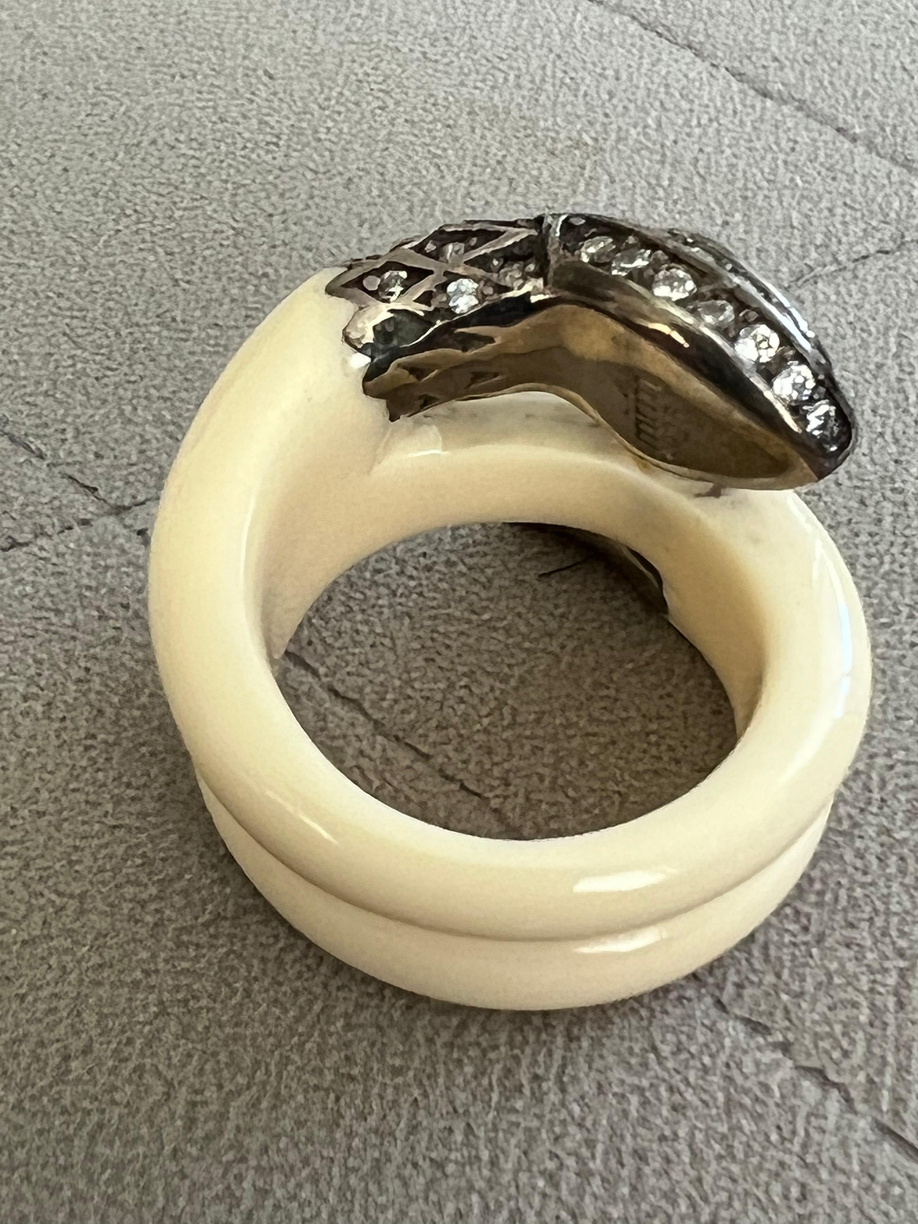 Miriam Salat Serpentinen Kleopatra Flex Ring, Harz mit weißem Topas und Silber  für Damen oder Herren im Angebot