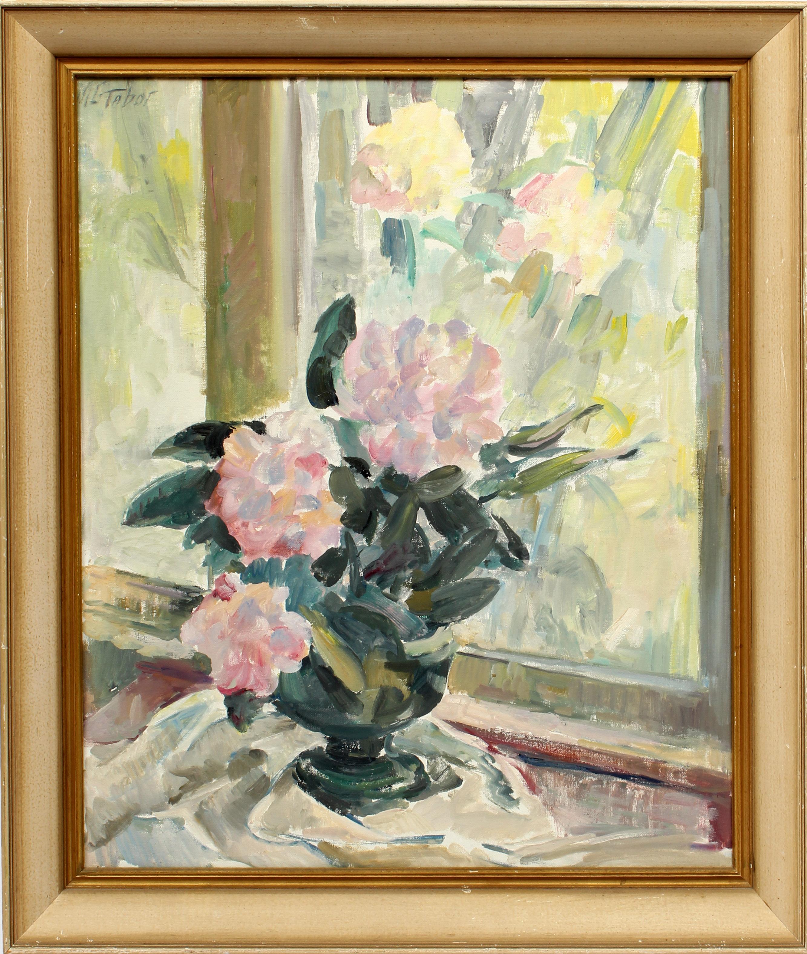 Ein leuchtendes Blumenstillleben aus der Mitte des Jahrhunderts von der bekannten Künstlerin Miriam Tabor. Diese elegante Komposition zeigt zartrosa Blüten in einer dunklen Vase vor einem sonnenbeschienenen Fenster. Tabors fließender Pinselstrich