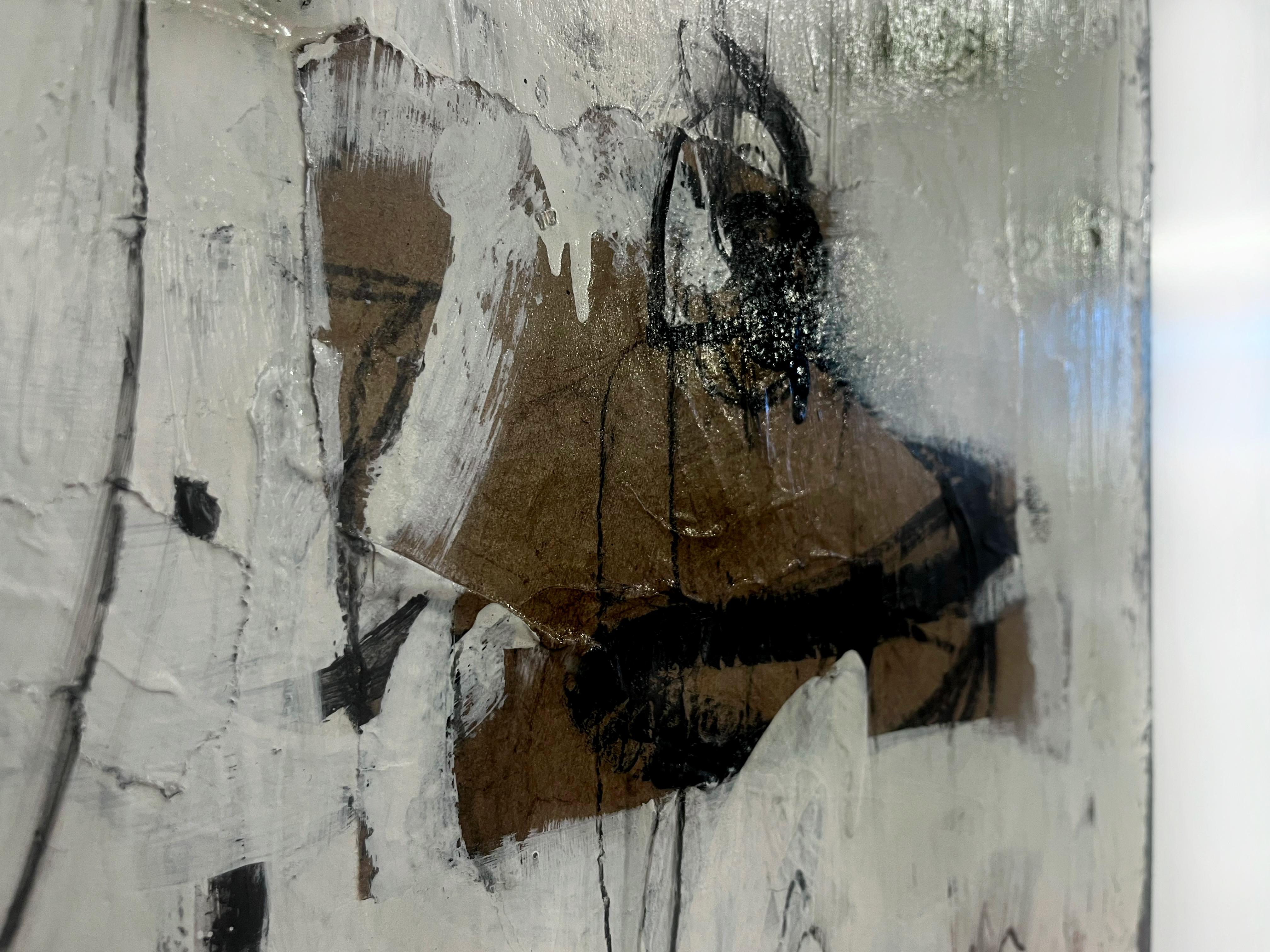 Sag, was du zu sagen hast, große abstrakte Textur auf Tafel, schwarz, weiß, braun (Braun), Abstract Painting, von Miriam Traher