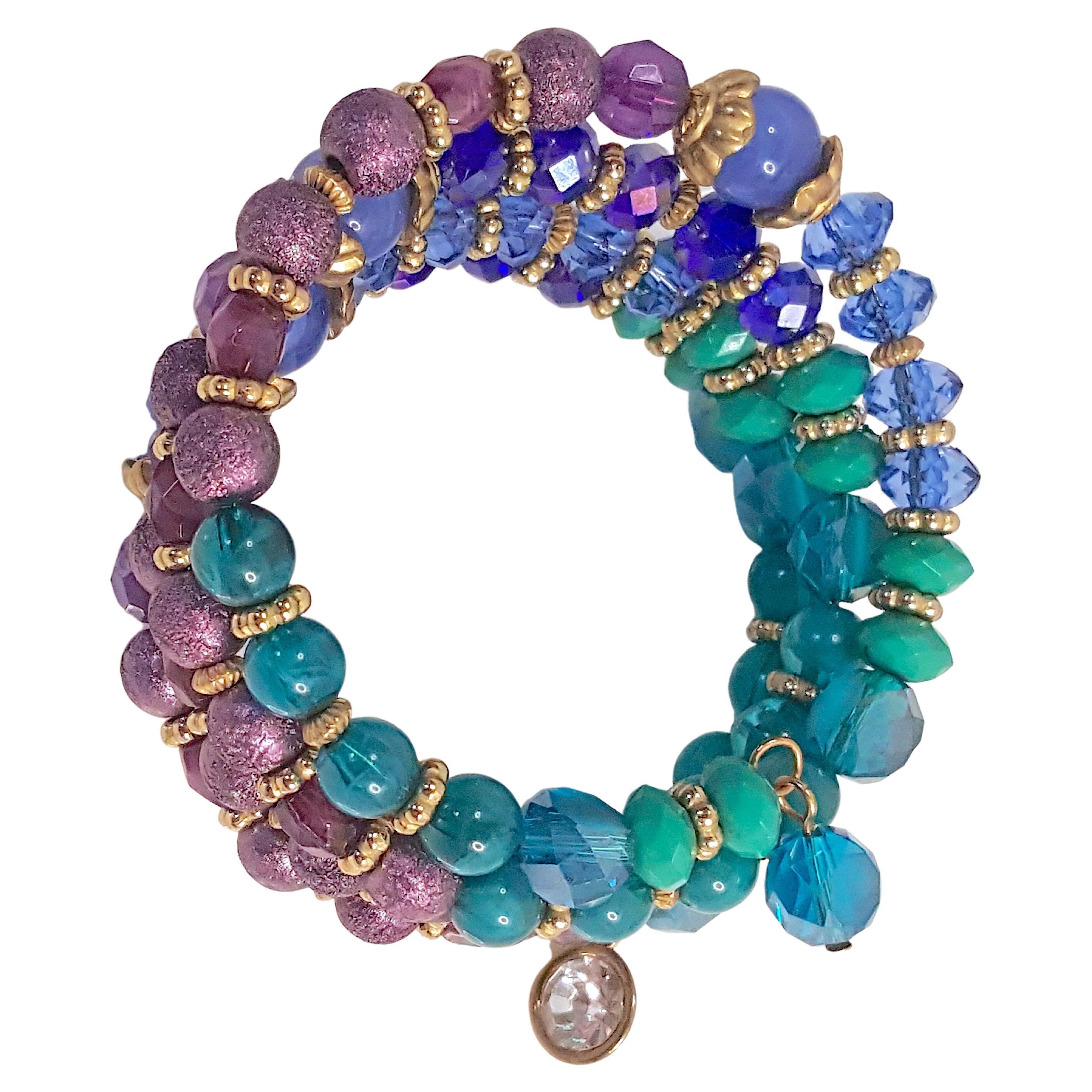 Ce bracelet de Miriam Haskell (1899-1981), composé de perles de couleur paon et de laiton doré, a été créé par son premier designer, Frank HESS. Depuis sa création à New York en 1926, aucun bijou Haskell n'a été marqué d'une signature permanente