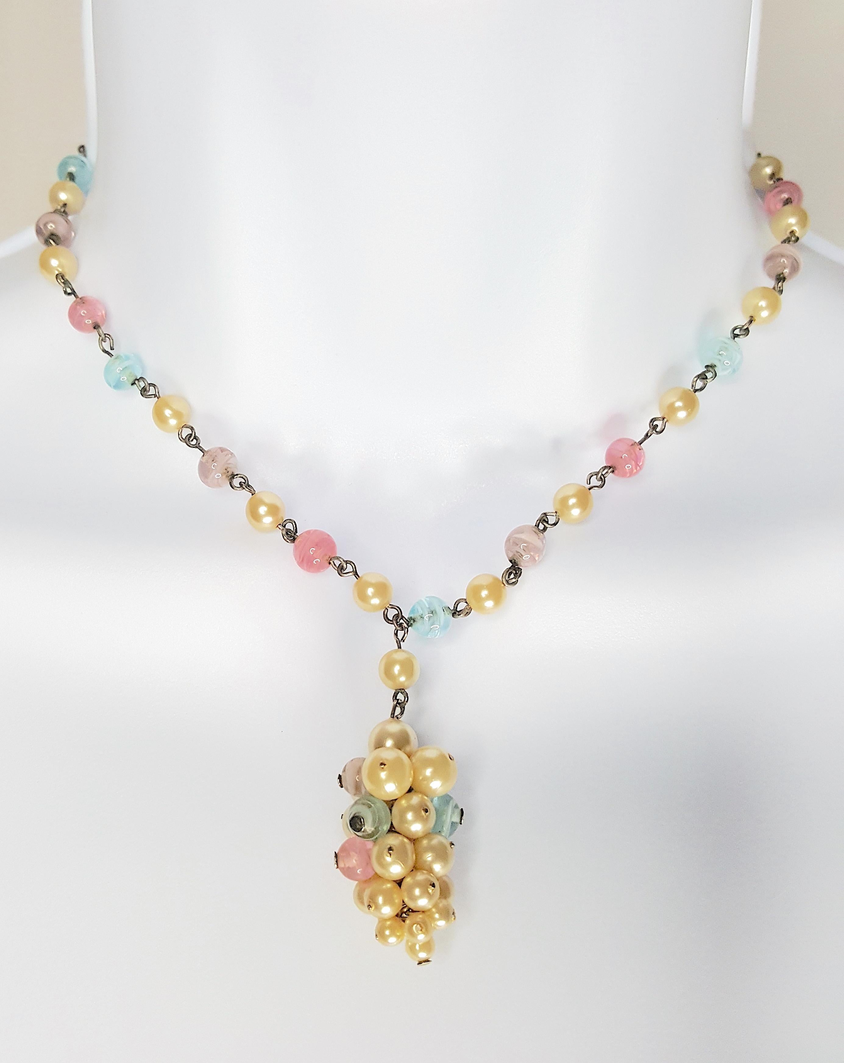 Diese elegante, einsträngige Halskette im Stil der Mitte der 1920er Jahre besteht aus den frühesten runden Perlen aus weißem Glas und emailliertem Kunstperlmutt, die der Pariser Meister für Lampwork, Louis Rousselet, für die amerikanische
