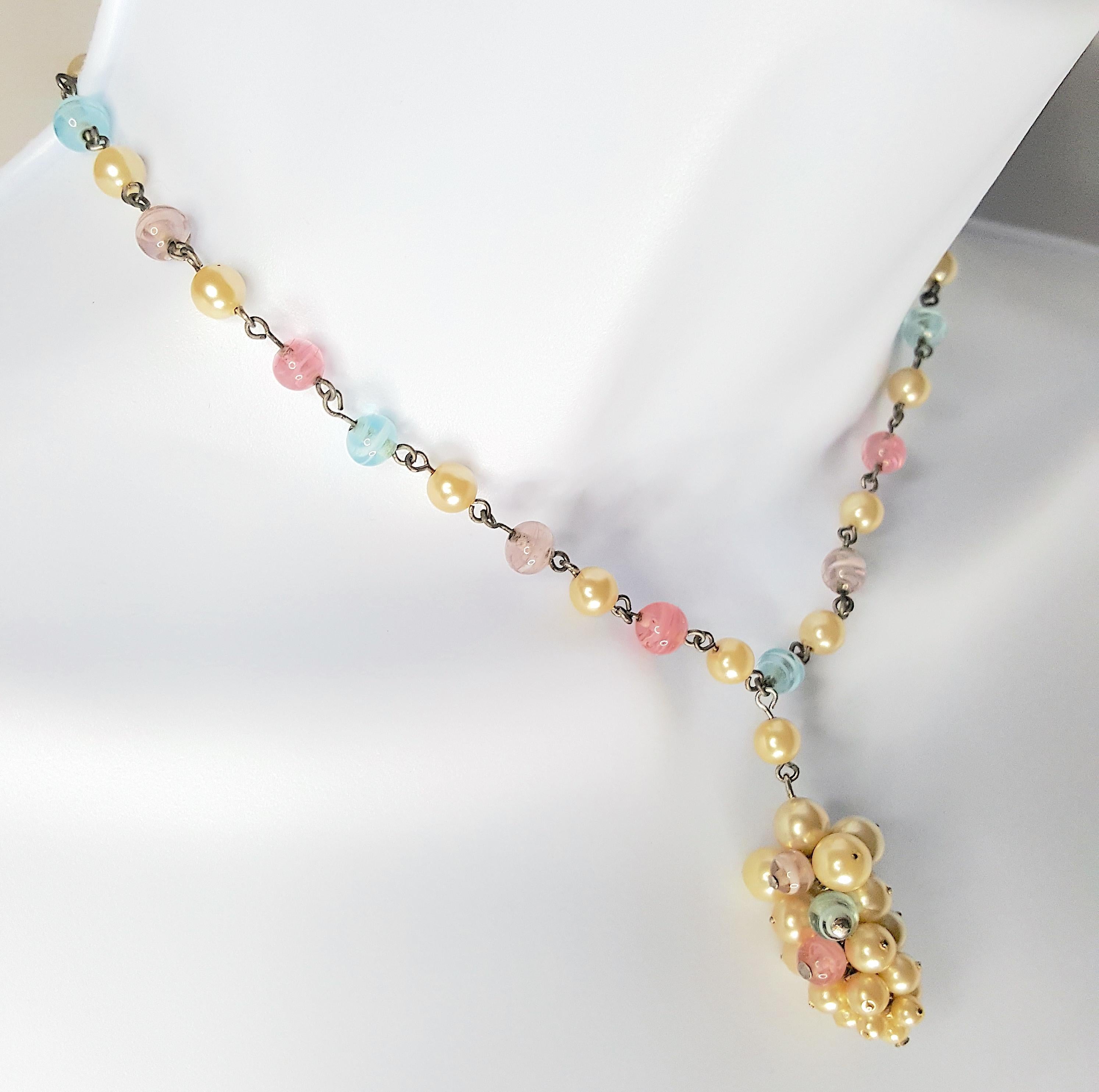 MiriamHaskell Early SignatureGrapeCluster GlassPearl 1920s Collana con ciondolo In condizioni buone in vendita a Chicago, IL