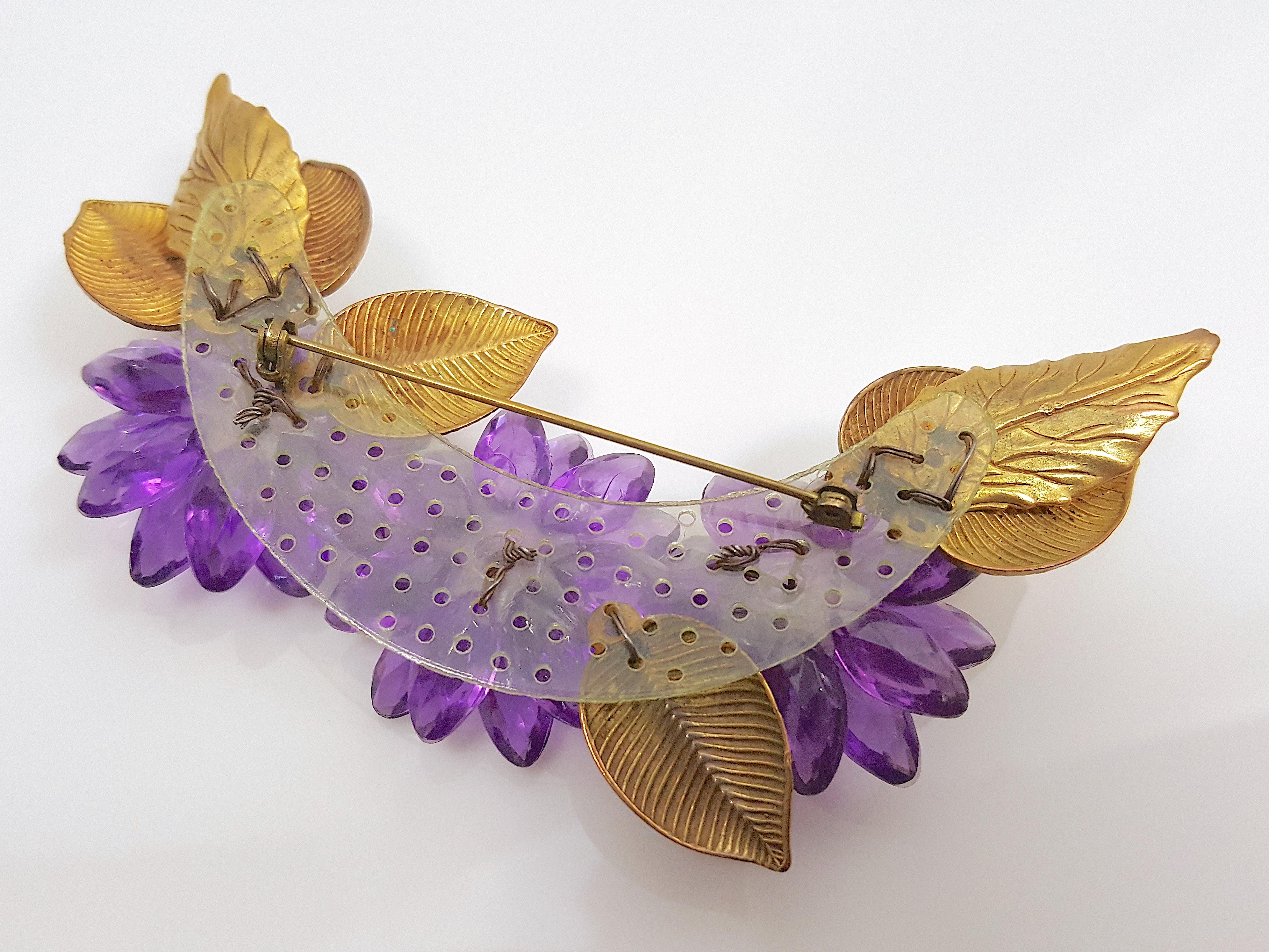 MiriamHaskell WWII FrankHess PurpleGlassFlowersGoldLeaves WiredPlasticBackBrooch In Good Condition For Sale In Chicago, IL