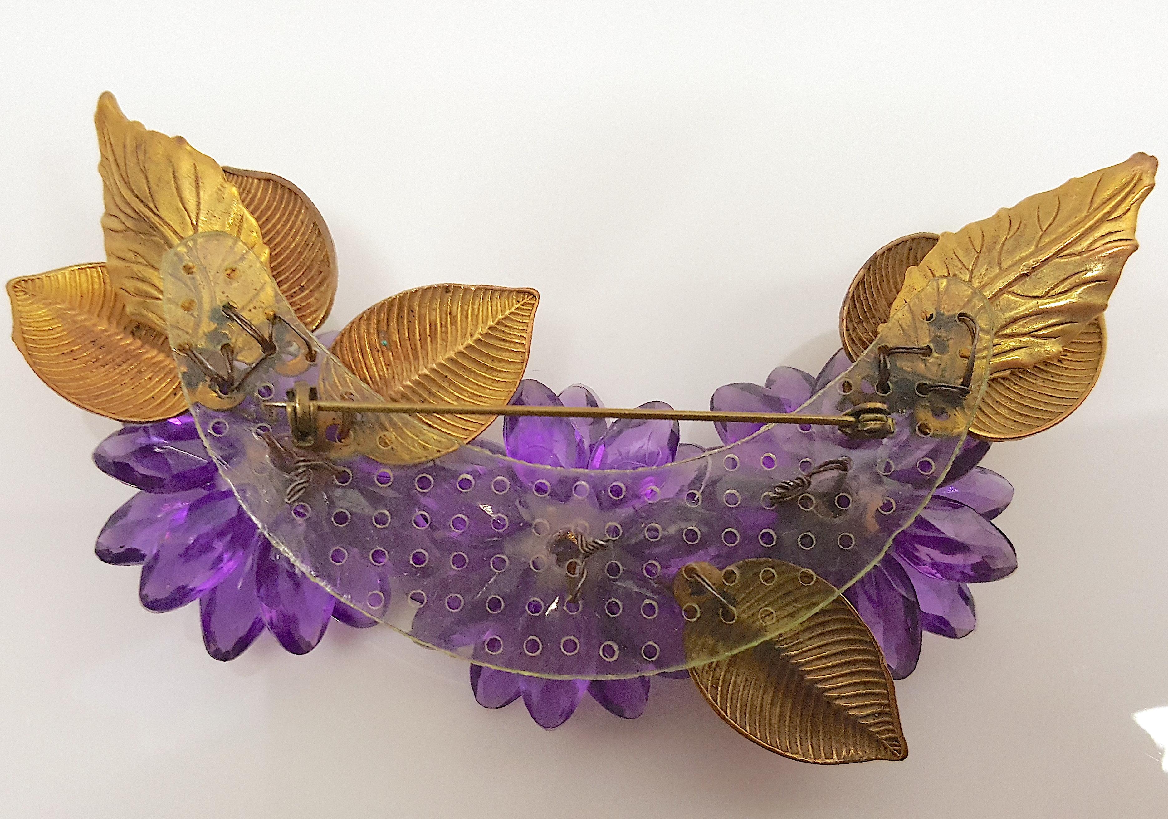 MiriamHaskell WWII FrankHess Lila Glaswaren-Glas-Flowers Gold Leaves Verdrahtete Glasur-Brosche für Damen oder Herren im Angebot
