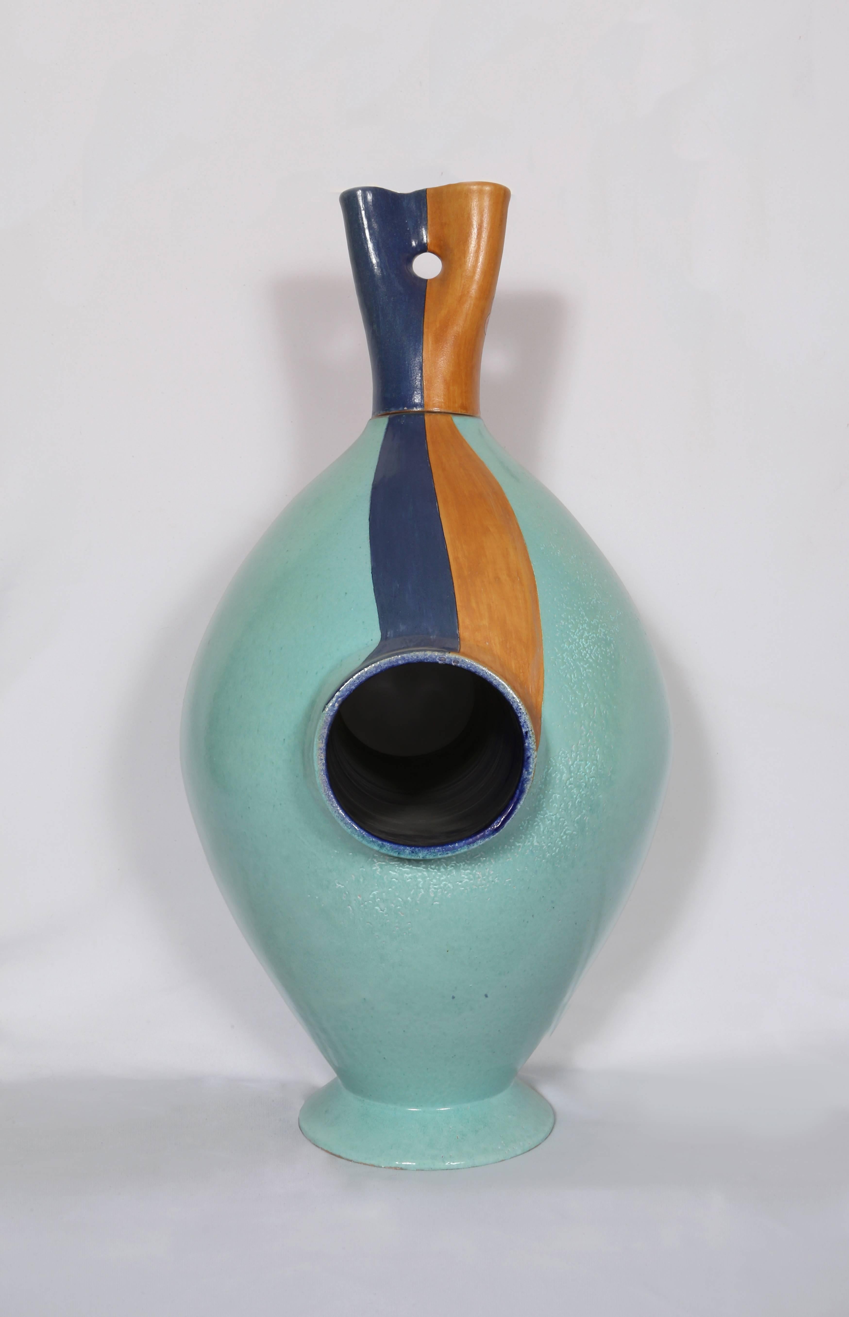 Artista: Mirkò Guida (italiano, nato nel 1980)
Titolo: Bacio
Anno: 2006
Mezzo: Vaso artistico in terracotta dipinta, firmato e datato
Dimensione: 31  x 19  x 13