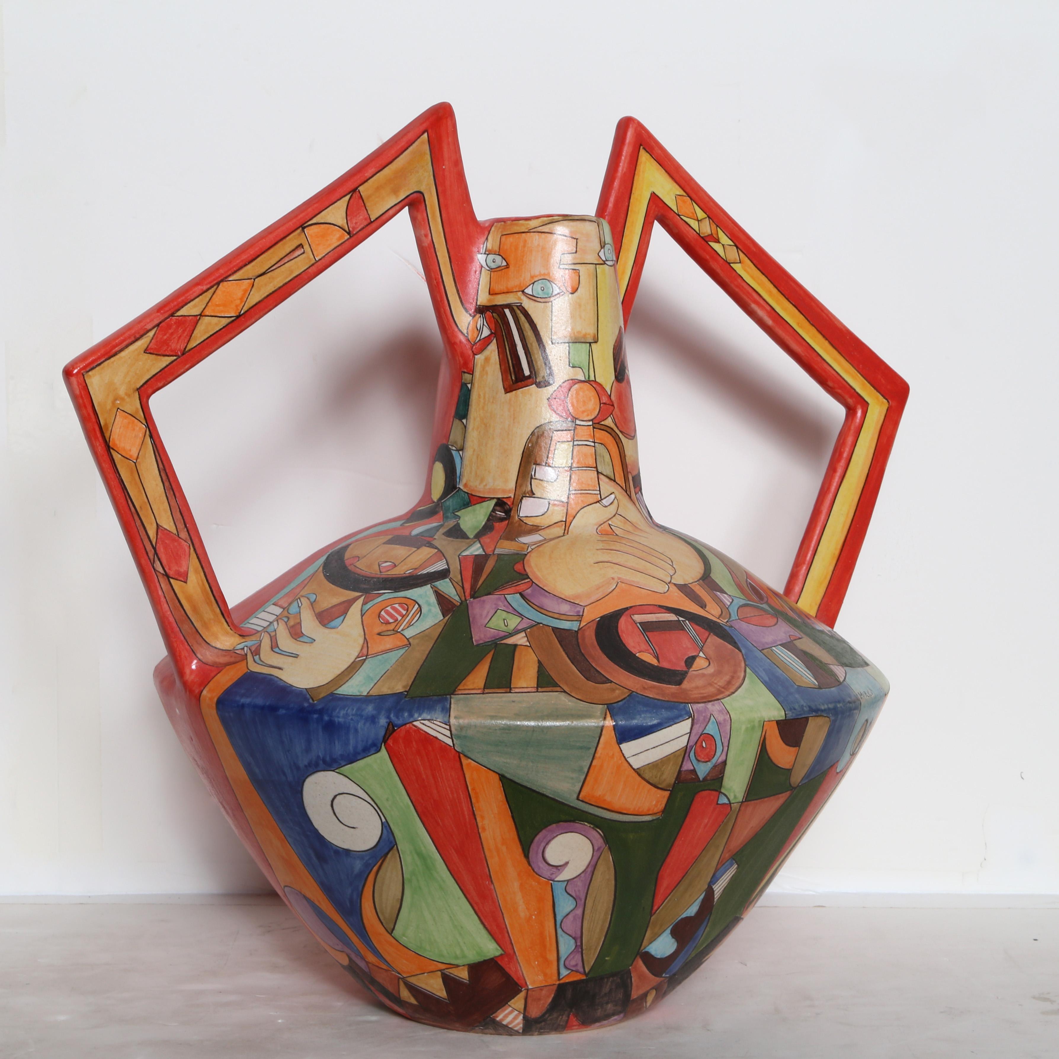 Vase delle Braccia, handbemalte einzigartige Terrakotta-Vase von Mirko – Sculpture von Mirko Guida