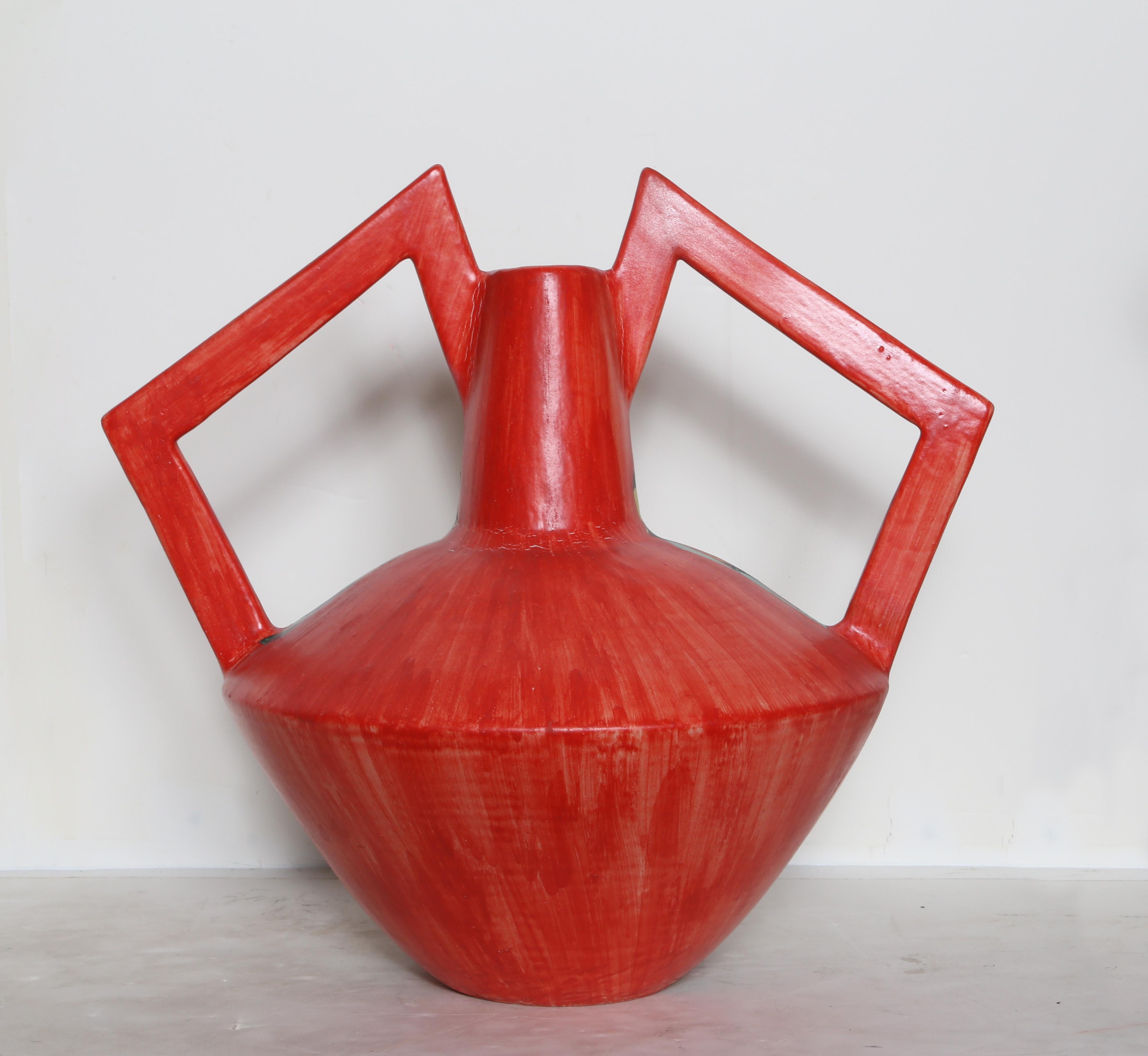Vase delle Braccia, vase unique en terre cuite peint à la main par Mirko - Gris Figurative Sculpture par Mirko Guida