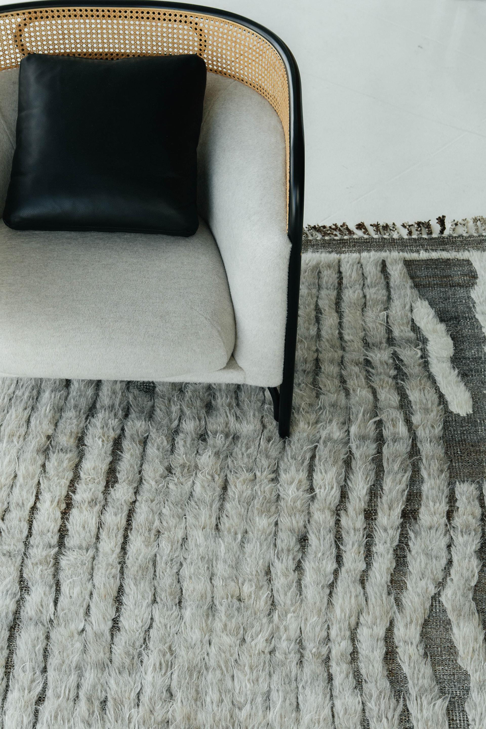 A grey handwoven base flat-weave with embossed detailing streams through this white wool shag rug with heather grey line work moving irregularly from top to bottom. 




Rug Number 28269
Size 9' 2
