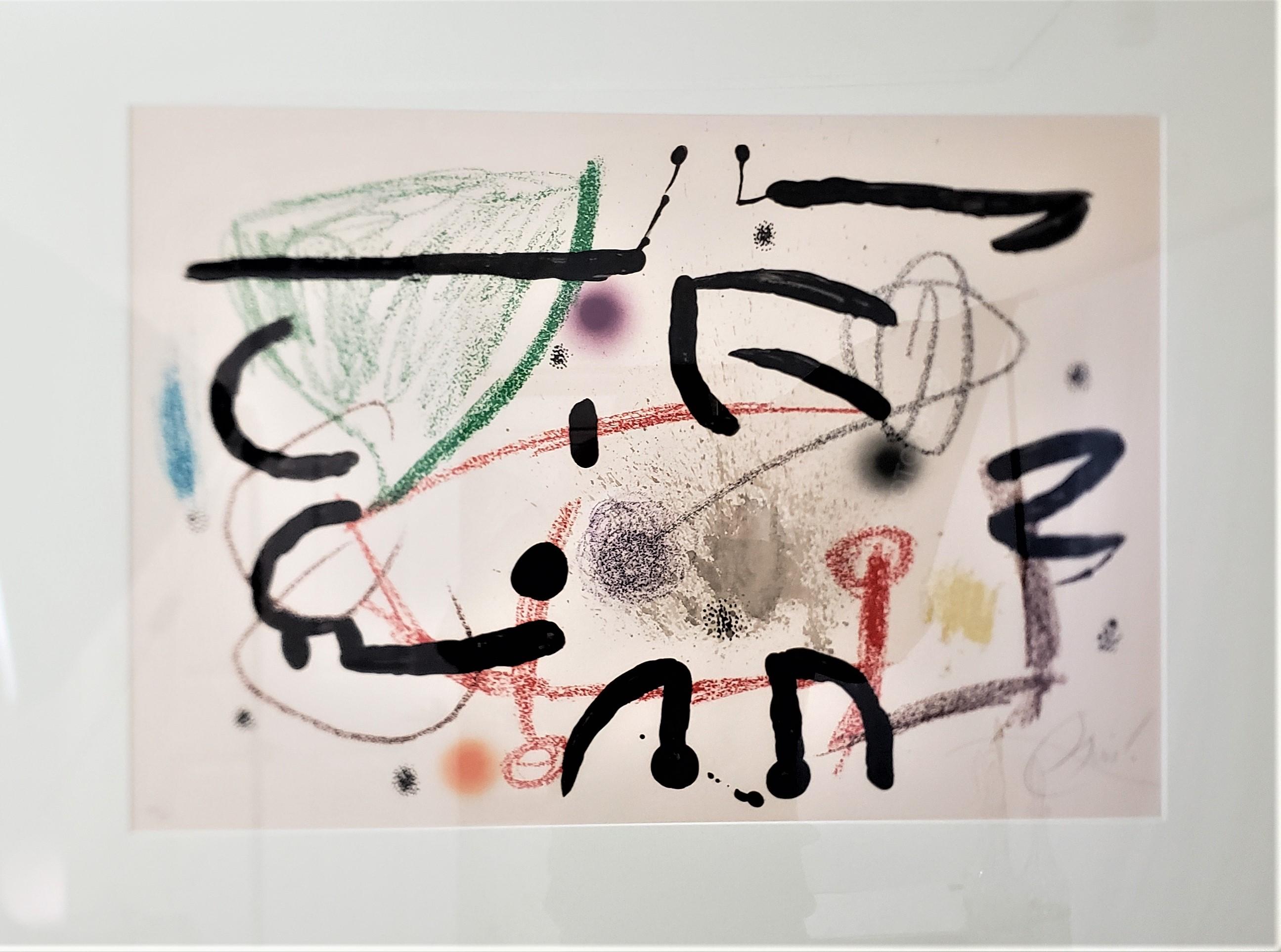 Diese signierte und nummerierte Lithografie stammt von dem berühmten spanischen Künstler Joan Miro aus dem Jahr 1975 und ist in seinem abstrakten modernistischen Stil gehalten. Diese große Lithografie trägt den Titel 