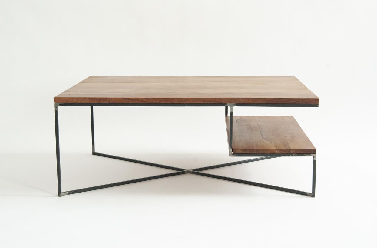 Moderne Table Miro en noyer et acier brut par Atelier Jones en vente