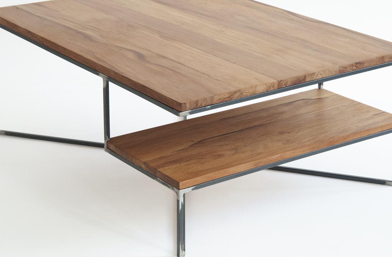 Nouvelle-Zélande Table Miro en noyer et acier brut par Atelier Jones en vente