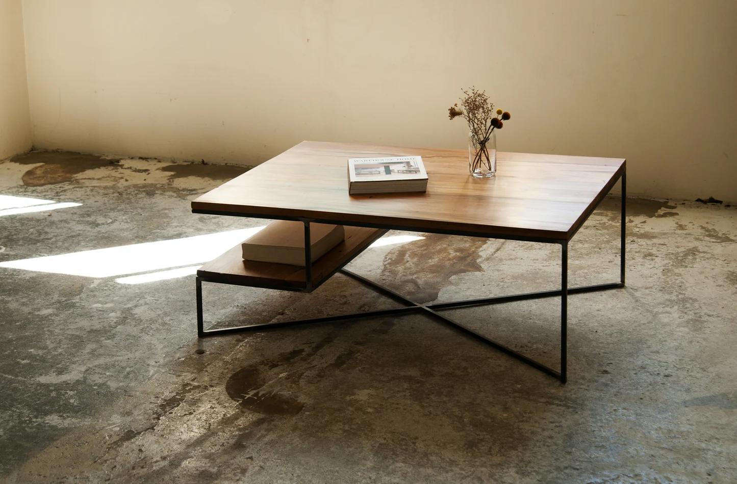 Ferronnerie Table Miro en noyer et acier brut par Atelier Jones en vente