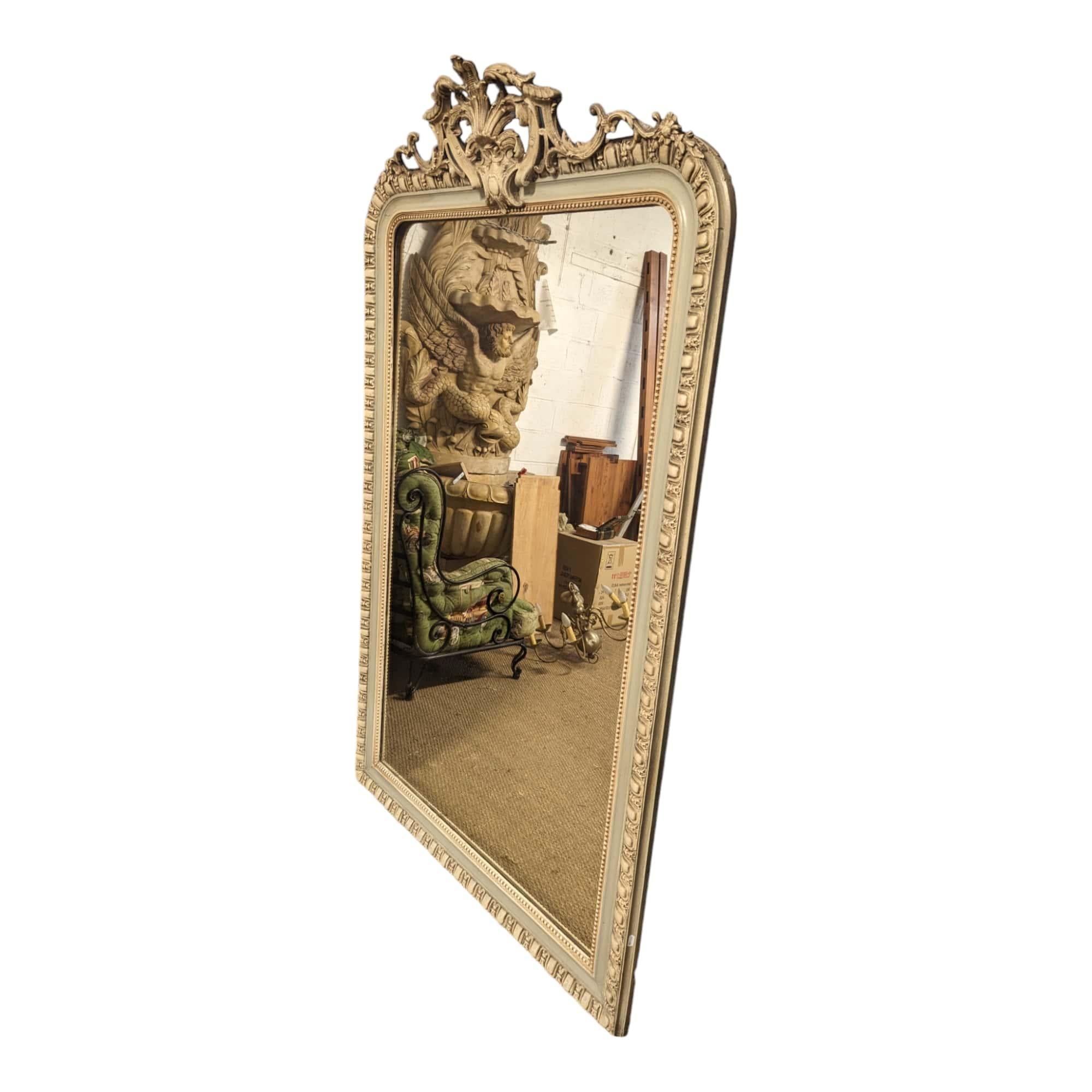 Ich komme aus Frankreich. Verleihen Sie Ihrem Raum einen Hauch von antikem Charme mit diesem atemberaubenden Spiegel mit doppelter Patina aus dem späten 19. Jahrhundert, einem Stück, das die Eleganz und den Charakter einer vergangenen Epoche