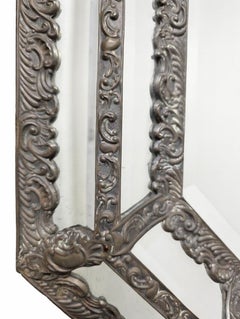 Miroir à parcloses de forme octogonale en laiton repoussé.