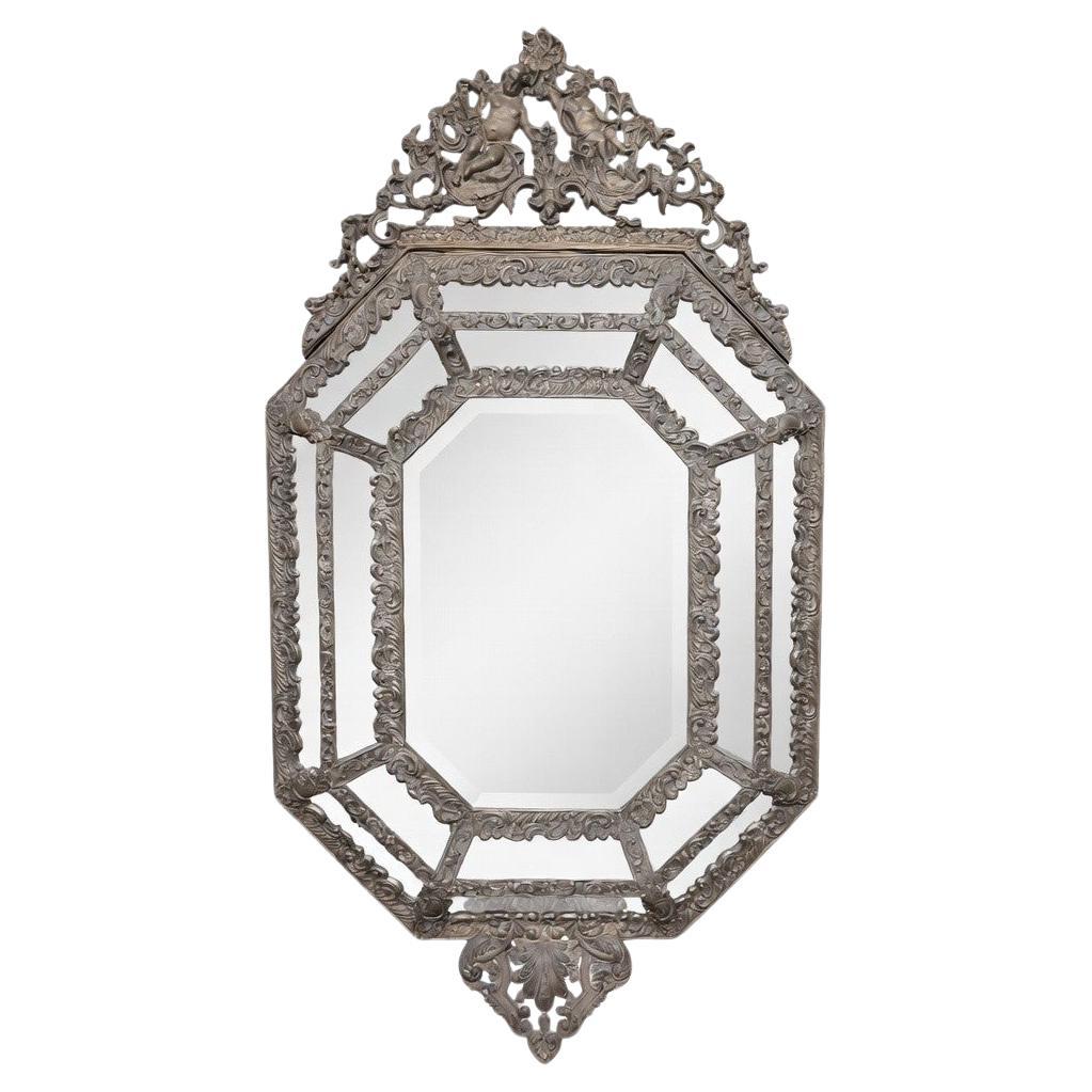 Miroir à parcloses de forme octogonale en laiton repoussé.