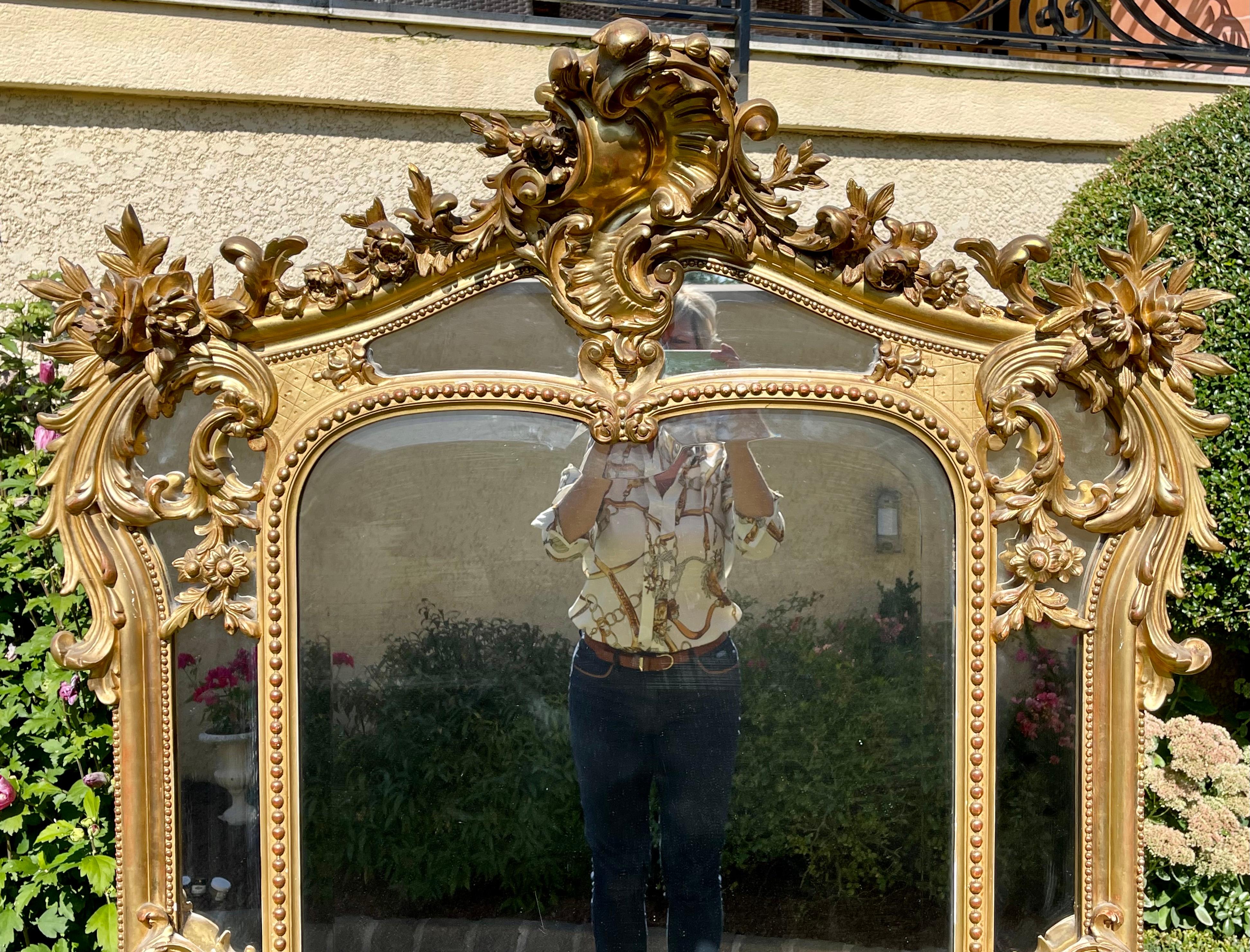 Superb mirror with reserves in gilded plaster Louis XV / Napoleon III rococo style. Very beautiful gilding with the original gold leaf. This mirror is enhanced with a very beautiful shell and is decorated with foliage, acanthus leaves, roses and
