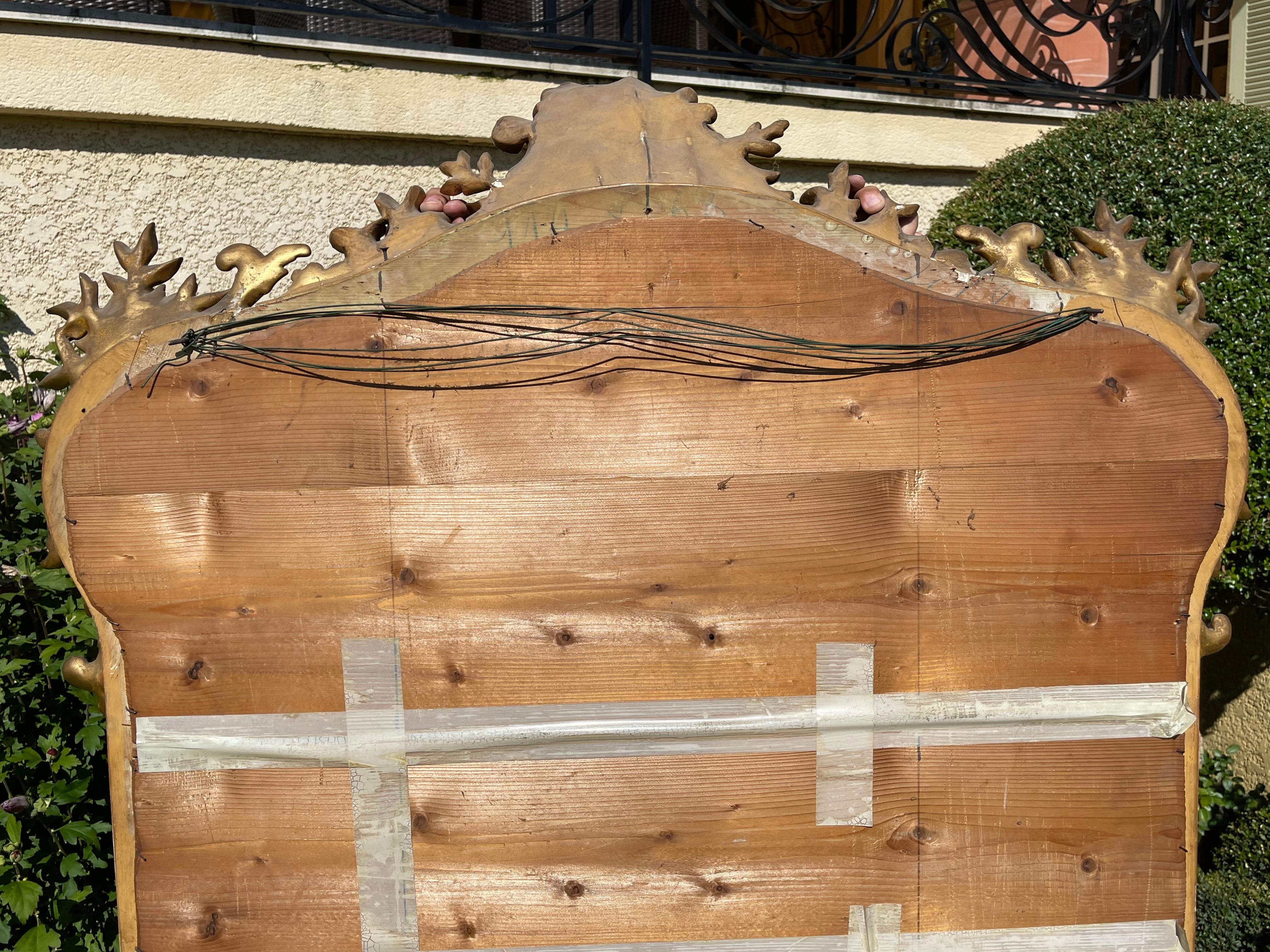 Specchio con serbatoio in stile Rocaille Luigi XV, legno dorato e gesso dorato, XIX secolo in vendita 14
