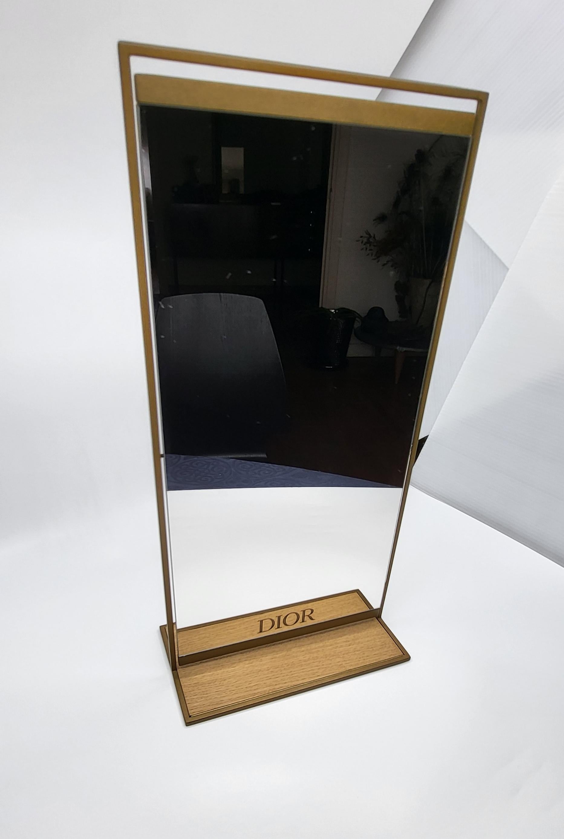 Grand miroir de table Christian DIOR double face avec un joli socle en bois couleur Hêtre entourage métal doré
Il est en parfait état