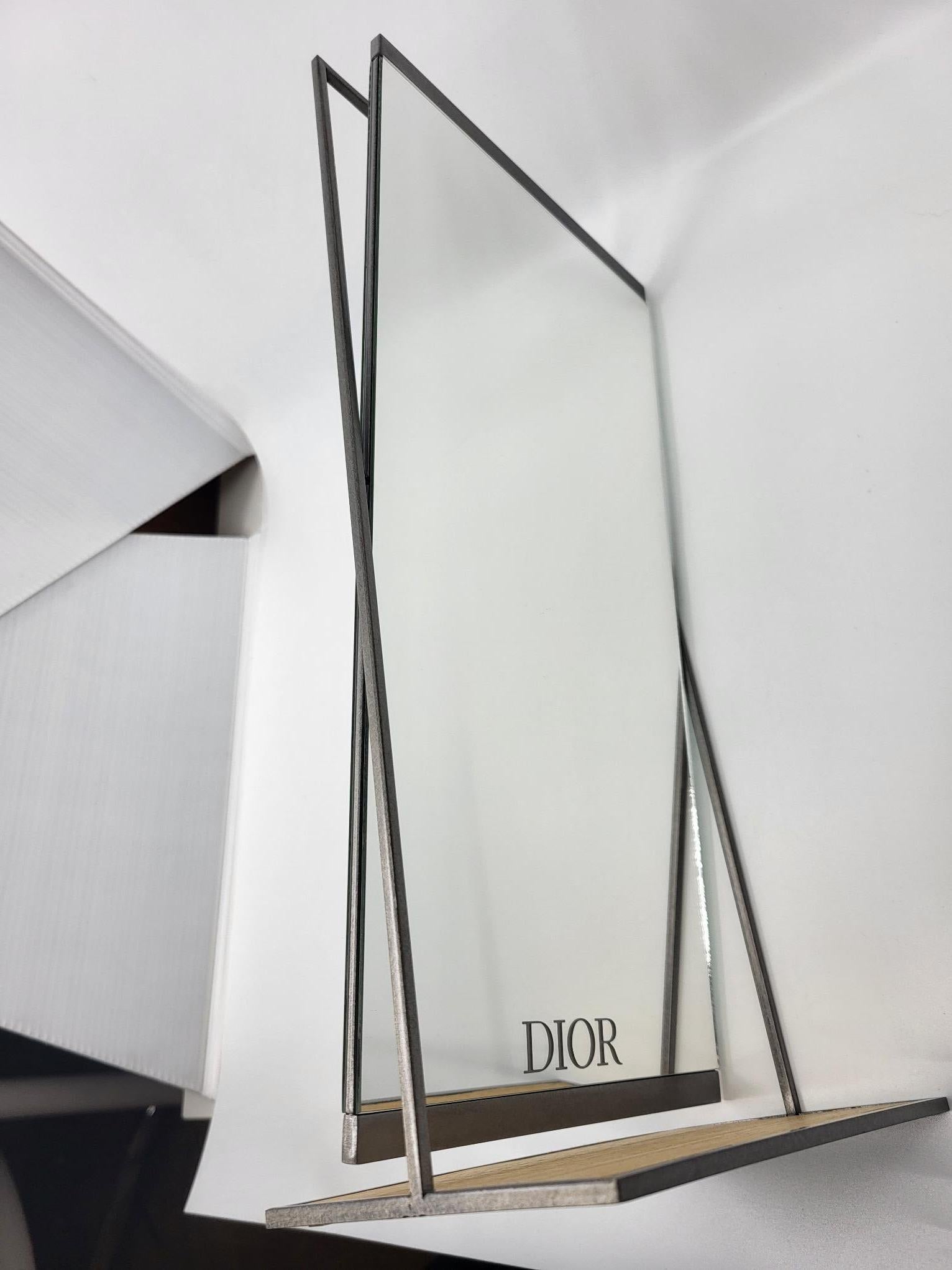Moderno Miroir Christian Dior in métal gris socle bois mélaminé Francais Moderne in vendita