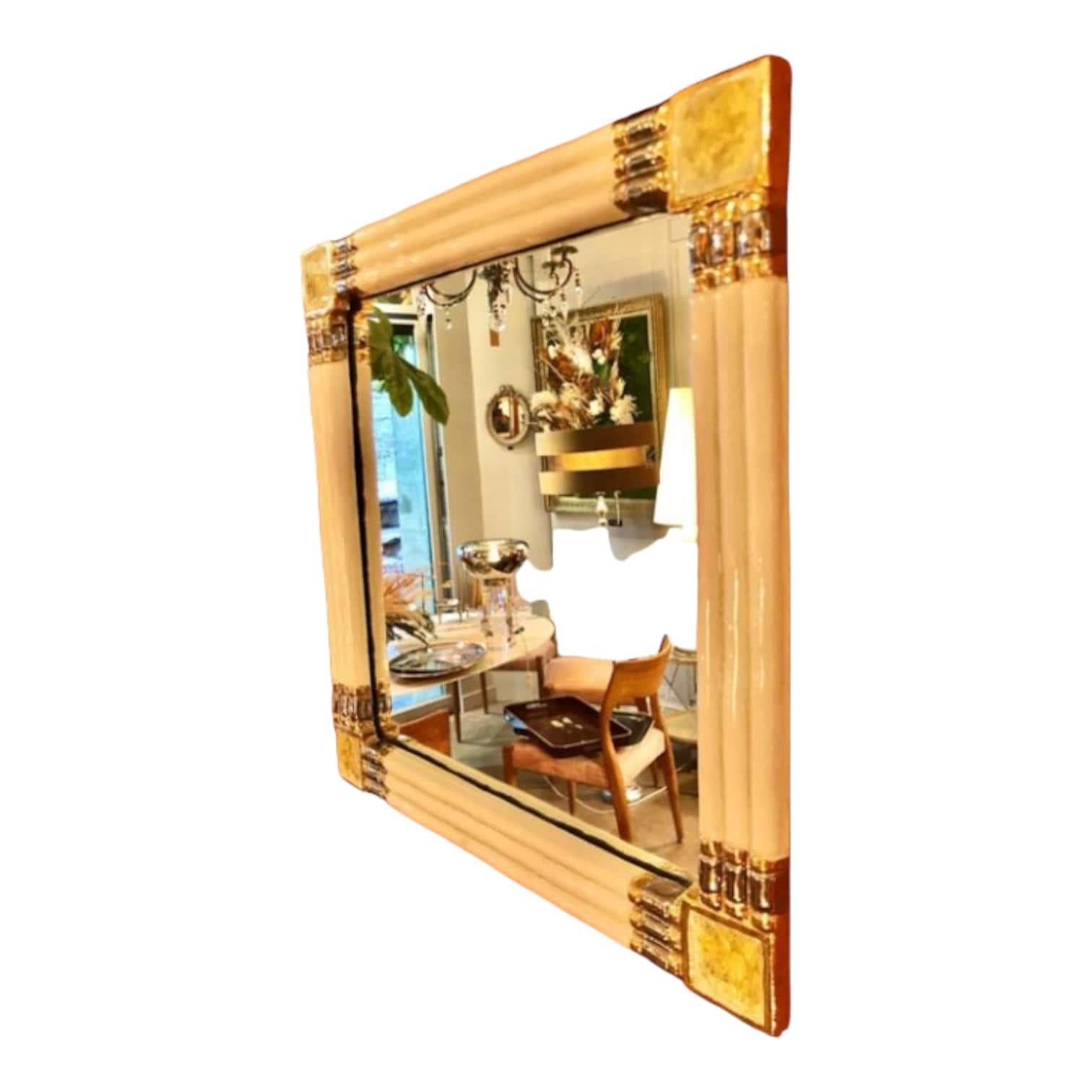 Entdecken Sie diesen herrlichen Spiegel von Marion de Crecy, der Tochter von Mithé Espelt, ein wahres Kunstwerk aus glasierter Keramik. Dieses antike Objekt, das um 1970 in Frankreich entworfen wurde, ist ein wahrer Schatz, den Sie Ihrer Sammlung