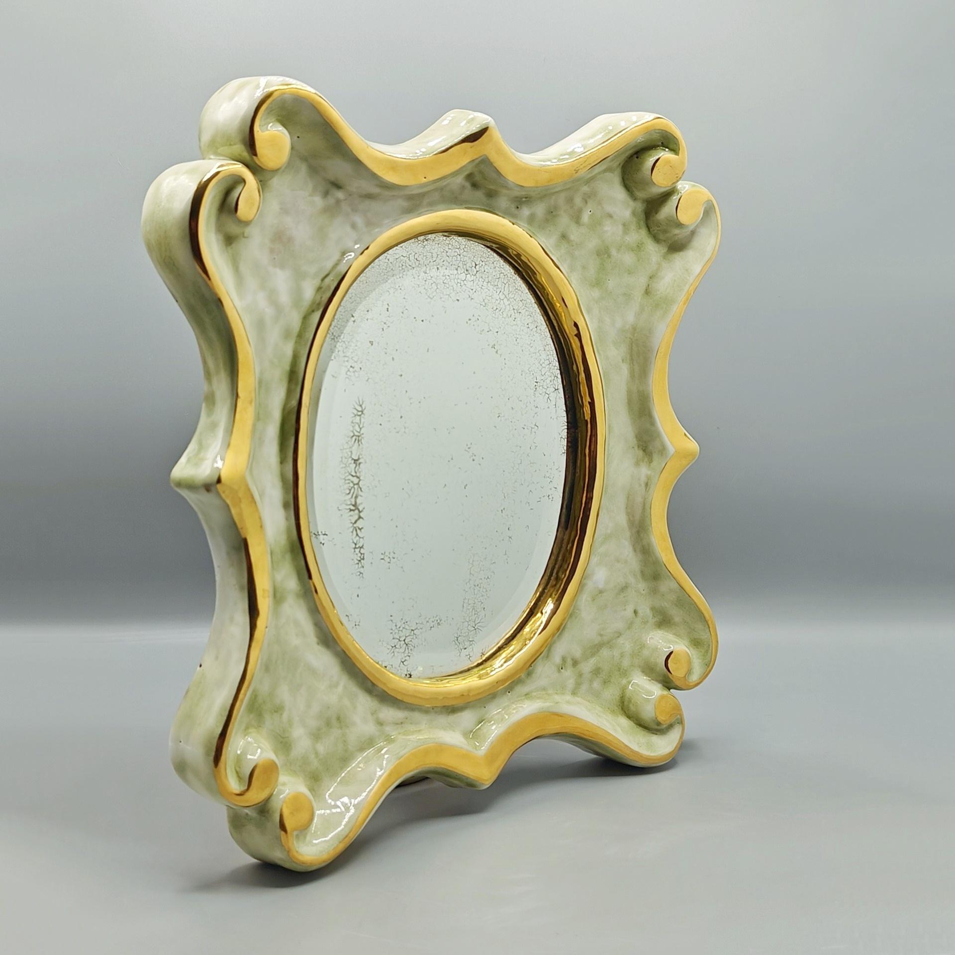 Magnifique et exceptionnel miroir signé de Mithé Espelt, fait très rare pour cette céramiste, en terre estampée et émaillée d'un vert céladon en transparence sur un premier émail blanc.

Mithé Espelt est une céramiste qui a pu composer sa gamme de