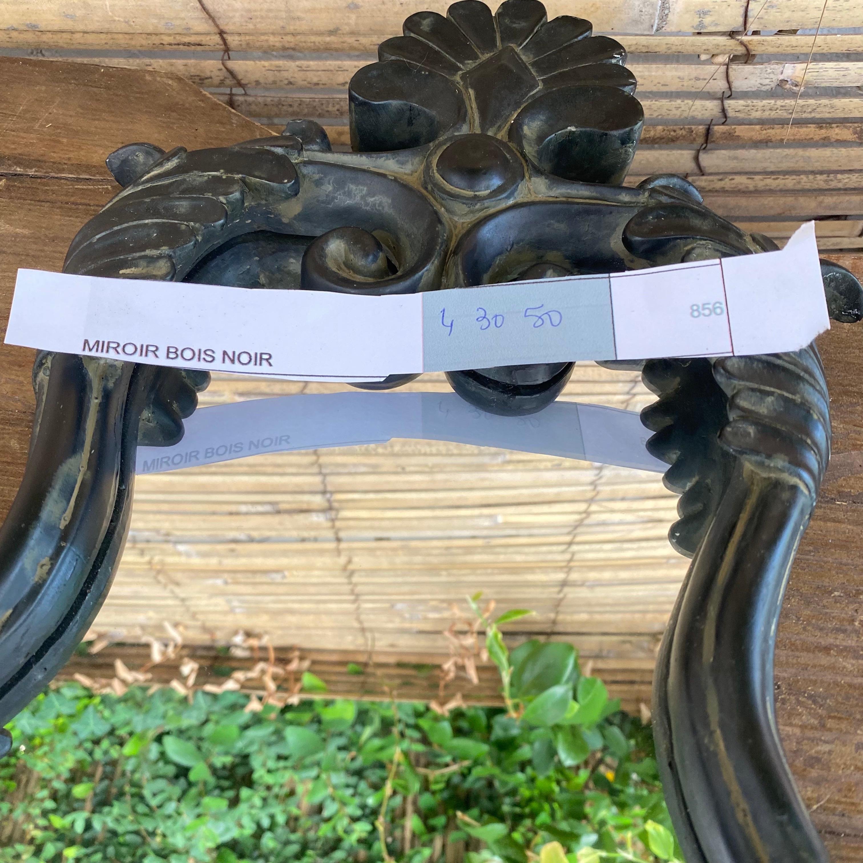 Questo specchio è nero, con una sorta di patina di resina grigia simile alla pasta di Wood. È stato fatto negli anni '80. È in buone condizioni vintage.