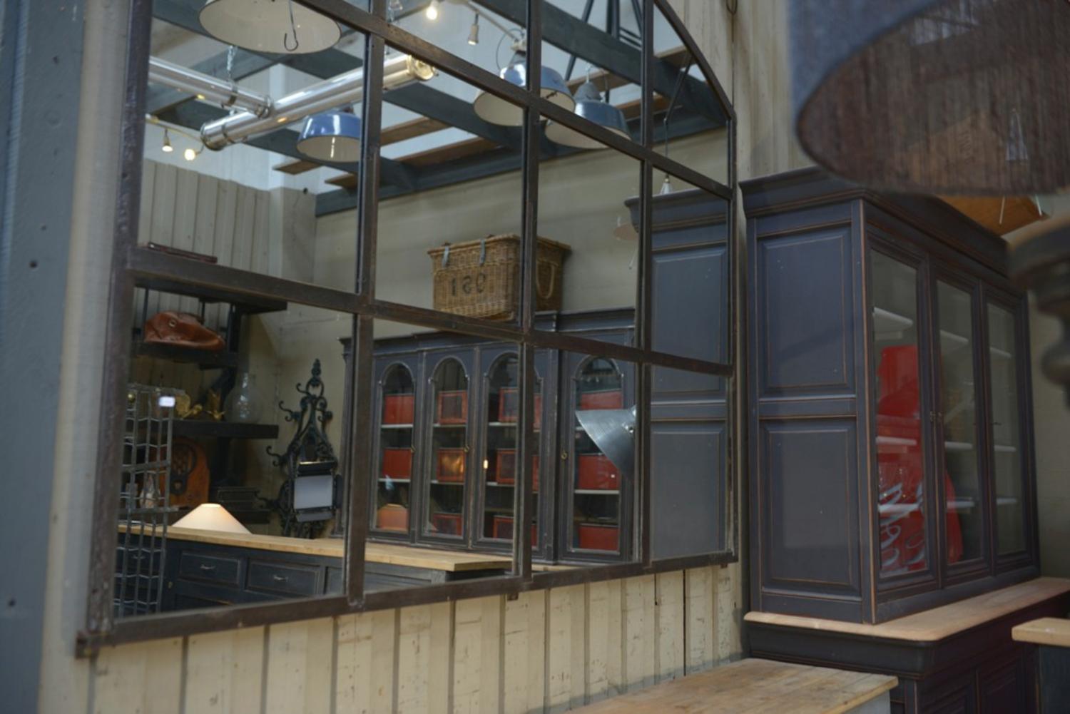Milieu du XXe siècle Miroir industriel arrondi en métal 1930 en vente