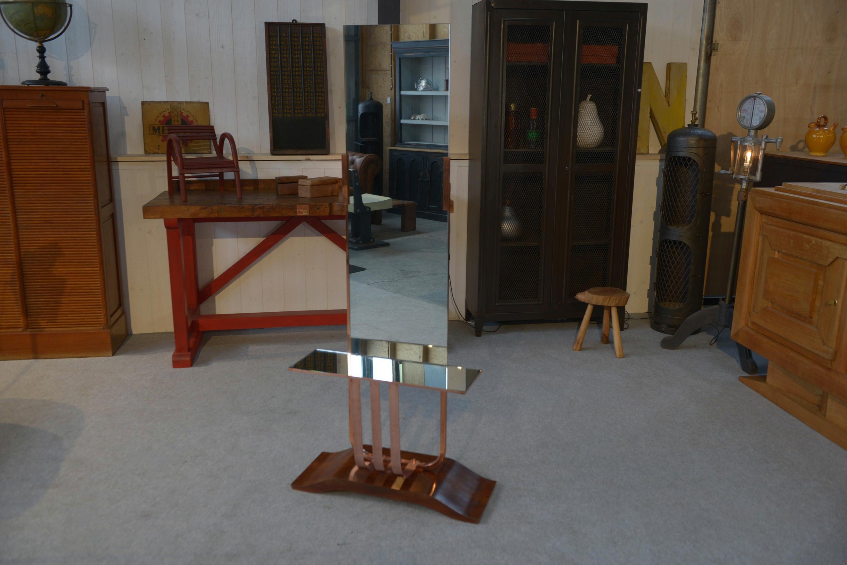 Miroir psyché design art déco en placage de palissandre et cuivre mediados del siglo XX en venta